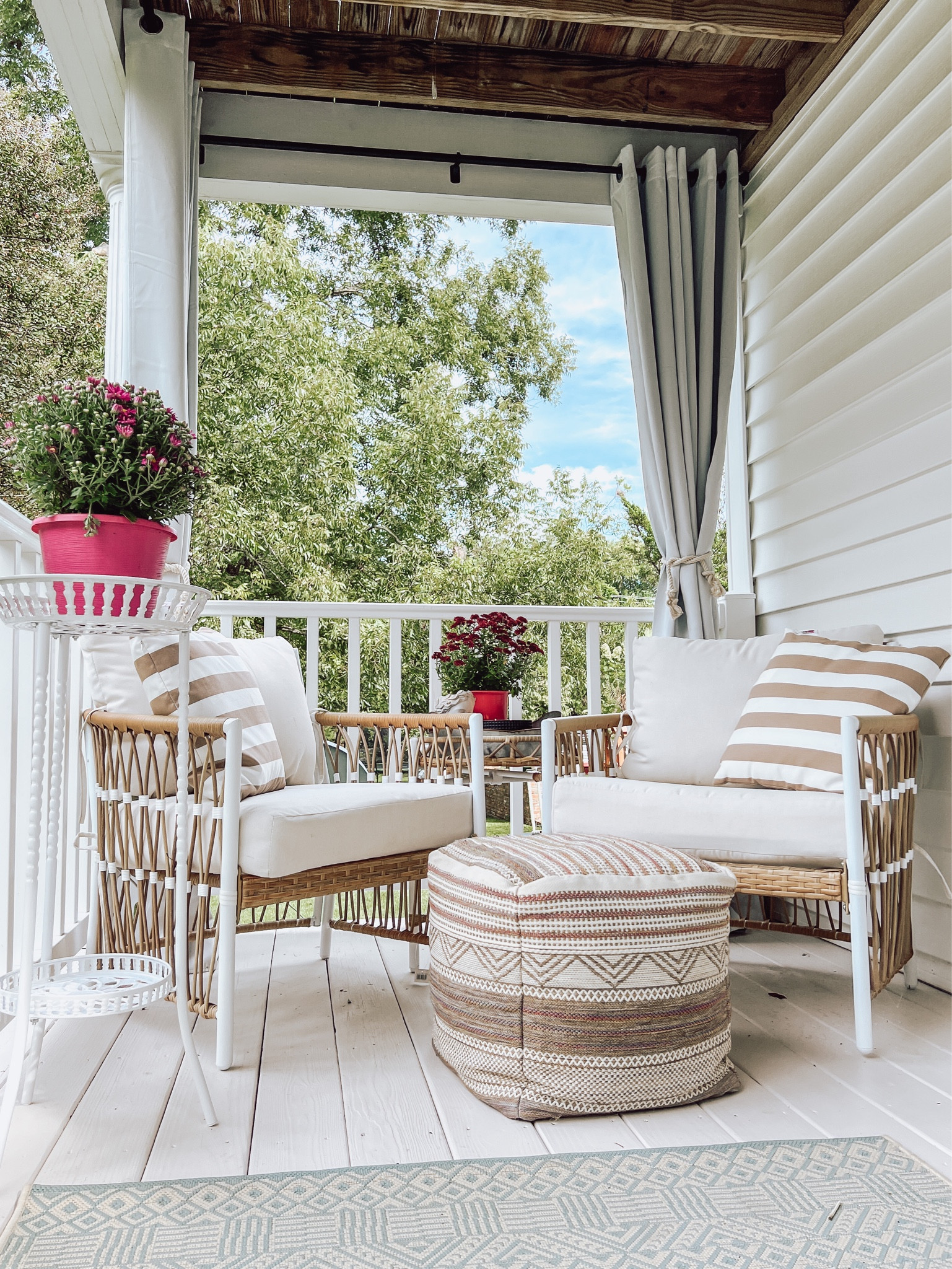 My porch sittin’ area ❤️

Walmart
Outdoor furniture 
Budget friendly
Porch chairs


#LTKhome #LTKSeasonal