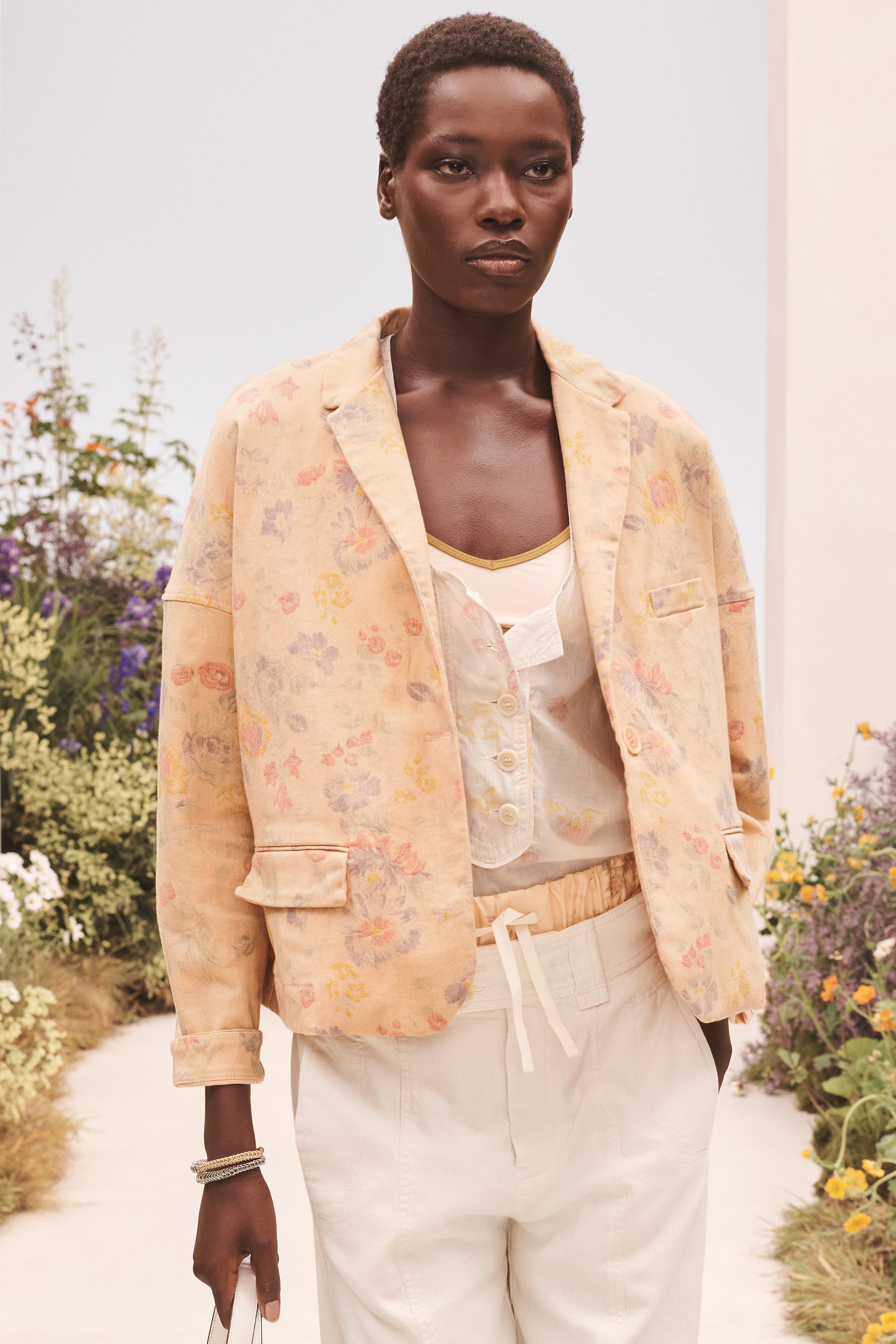 Oversized cropped printed blazer made from 100% cotton. Lapel collar and long sleeves with droppe... | Zara US