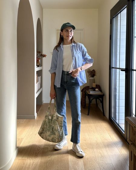 Look du jour 

jeans bleu, jeans & Other Stories, chemise  TomBoy bleue, chemise bleue, chemise Sézane, converses Chuck 70 canvas, baskets converses blanches, casquette Vogue verte 

#LTKshoecrush #LTKstyletip