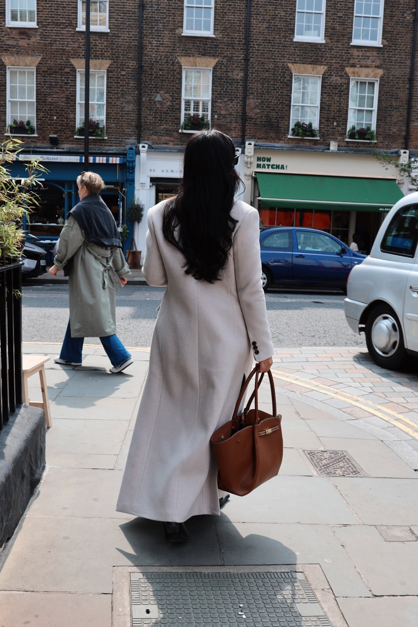 Longline tailored coat
Tan handbag