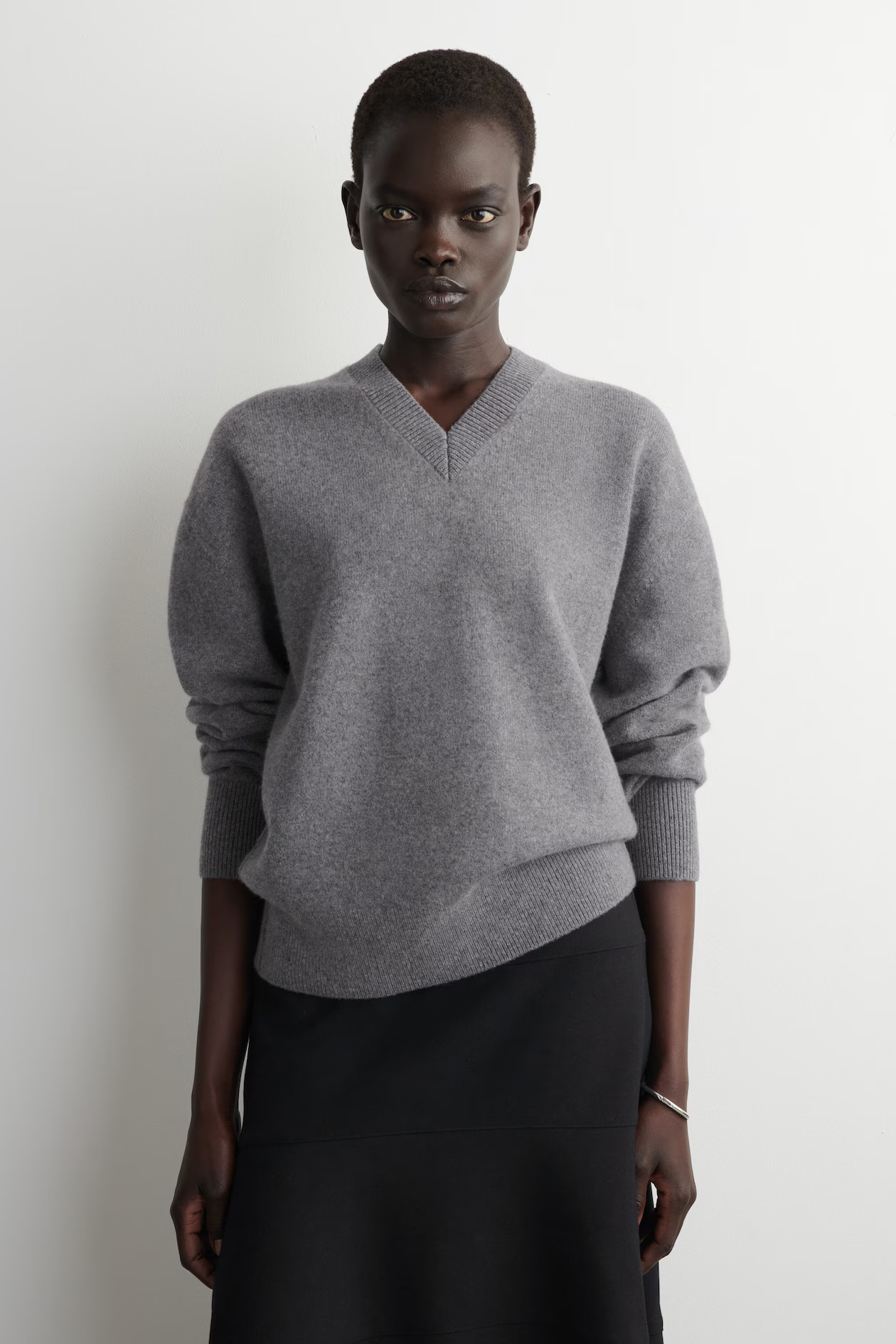 ROUNDED WOOL V-NECK JUMPER - GREY MÉLANGE | COS GB | COS UK