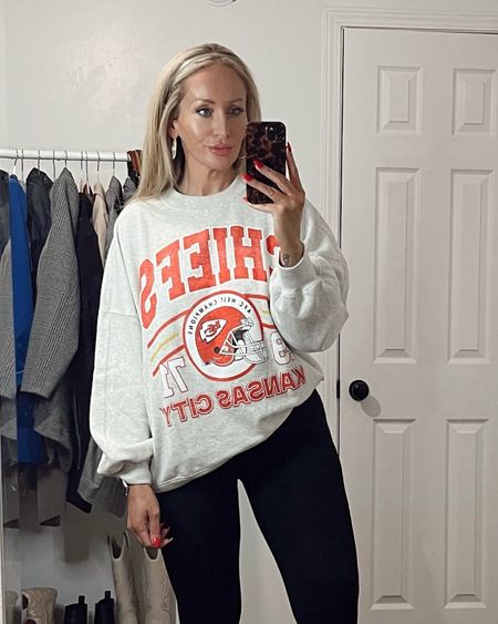 My NYE outfit bc my plans don’t involve leaving my house 🪩🎉
.
.
.
.
#graphicsweatshirt #chiefs #abercrombiecrewneck #NYEoutfit #midsizestyle #midsizeoutfits 

#LTKstyletip #LTKmidsize #LTKHoliday