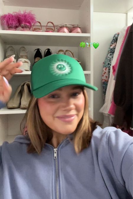Hoodie size M
Love this green smiley hat!! 