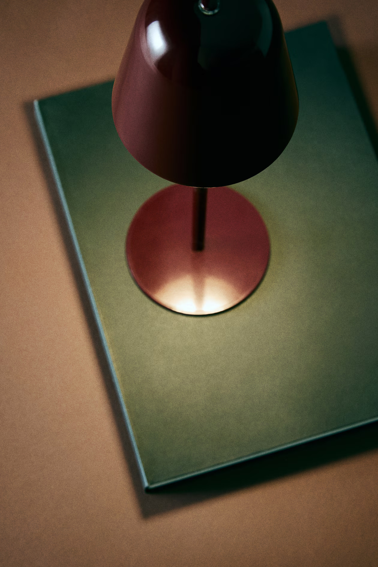 Aufladbare Tischleuchte | H&M (DE, AT, CH, NL, FI)