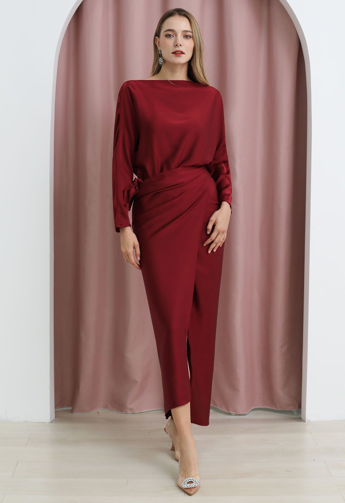 Satin-Maxikleid mit U-Boot-Ausschnitt und gewickelter Taille in Rot | Chicwish