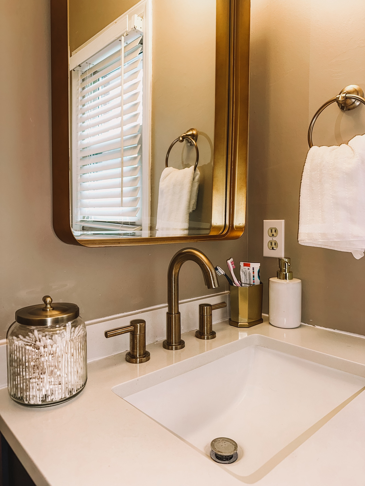 Gold accent bathroom🤩 

#LTKhome #LTKstyletip #LTKsalealert