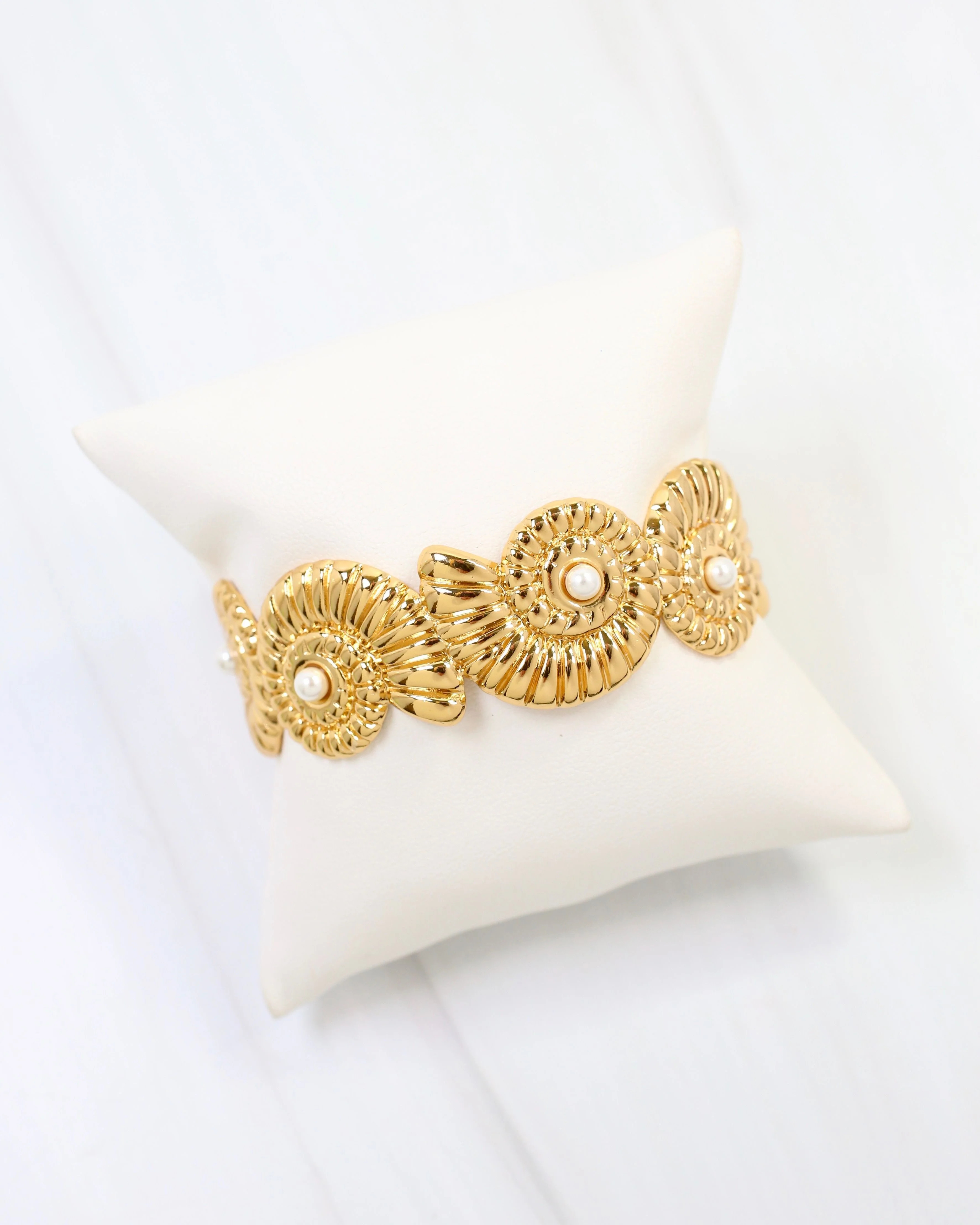 Holly Springs Shell Bracelet Gold | Caroline Hill