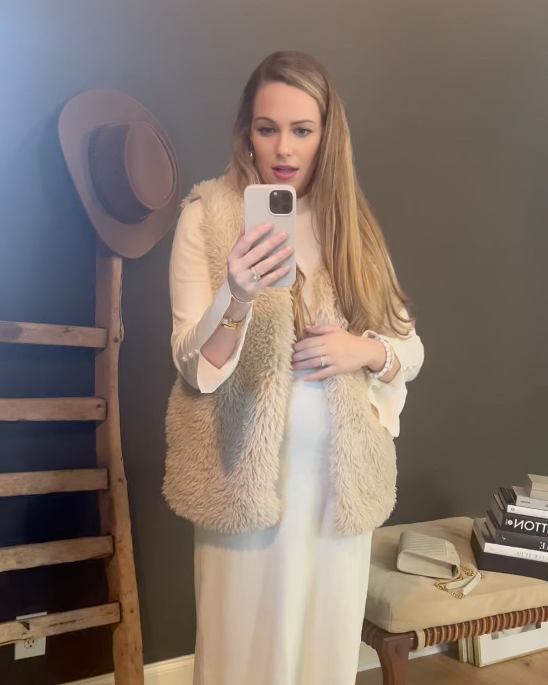 Embracing some new styles during maternity and pairing this vest with multiple of my favorite outfits to get more use out of my non-maternity styles! Heading to Montana soon and loving having this as a layering option — adds warmth and helps cover the hips and don’t feel I have to try to close it over the growing bump! 