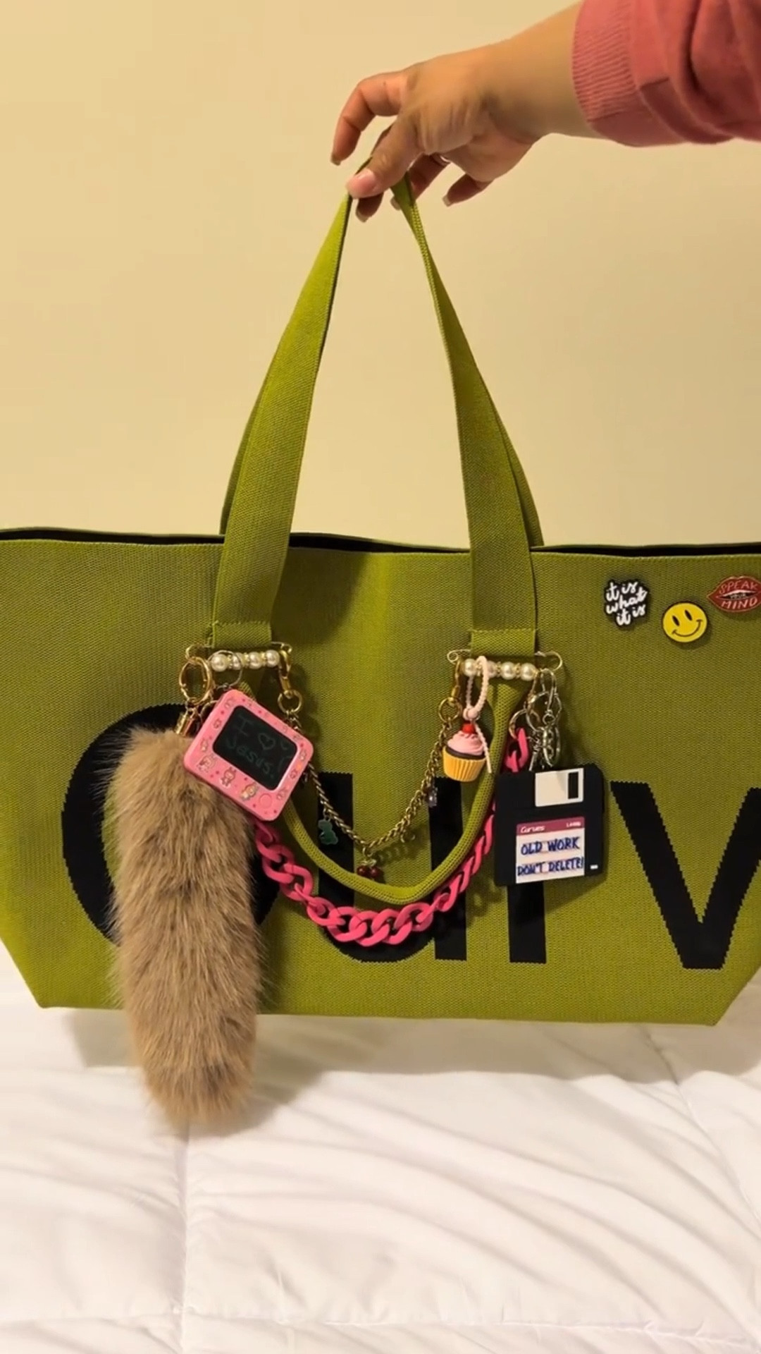 Finally decorated my Curves Tote! Items came from Citi Trends (pink etchy sketch), Hobby Lobby (pins), Five Below (cupcake), Amazon (see below), Rabbit tail (Ross). 💚