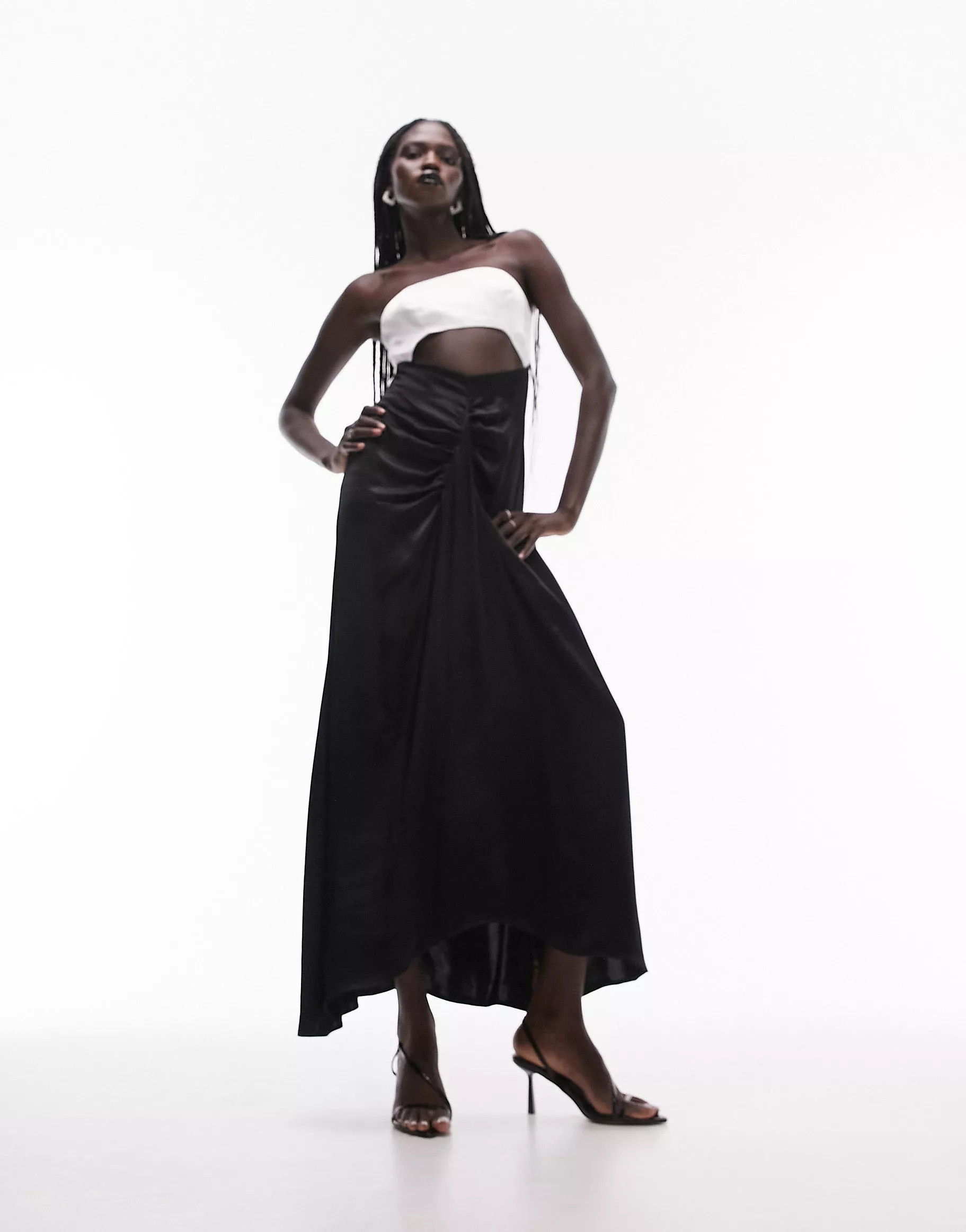 Vestido largo negro y color marfil con escote palabra de honor y diseño color block estilo pareo... | ASOS (Global)