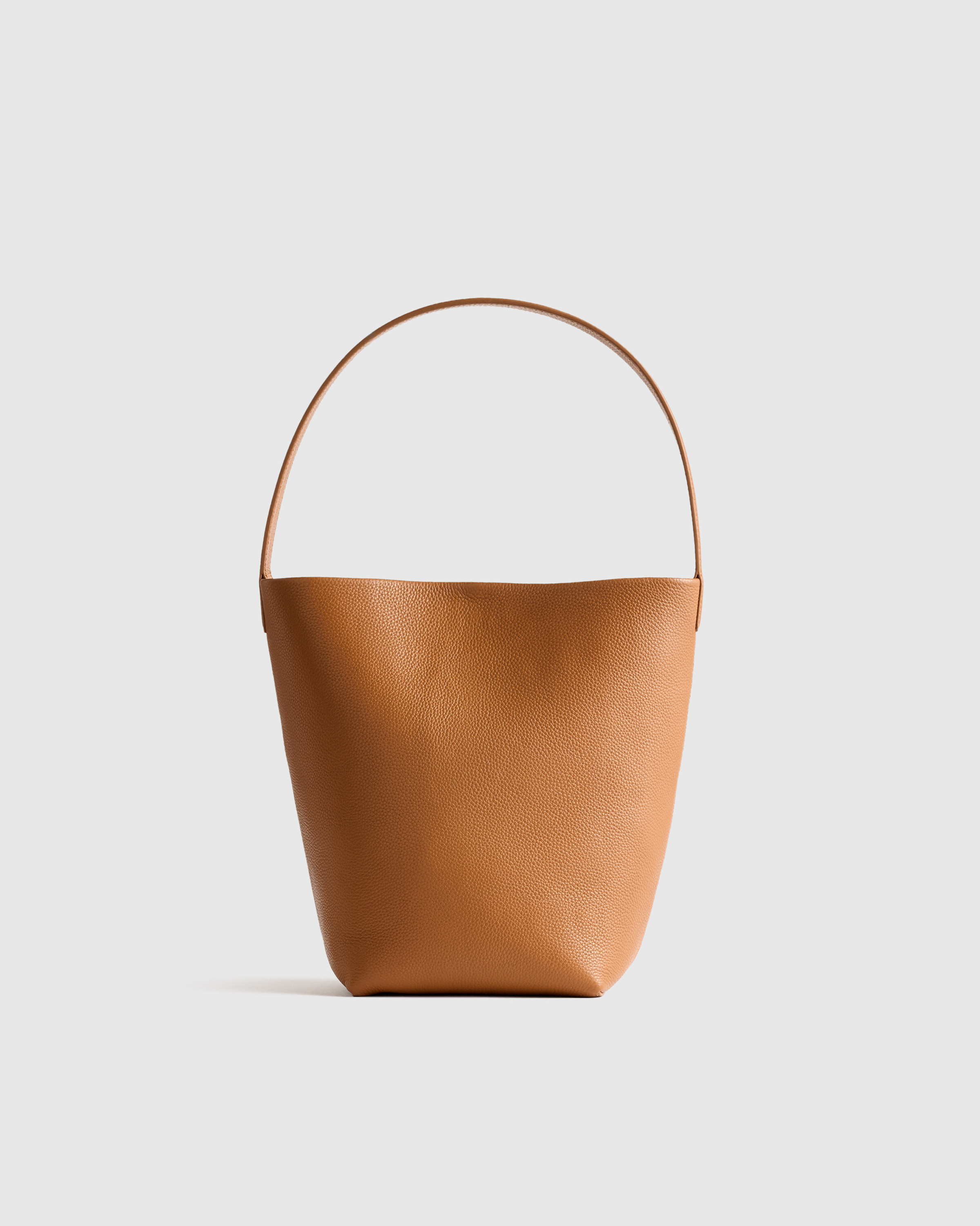 Quince | Women's Italian Leather Soft Bucket Shoulder Bag in Black | Quince
