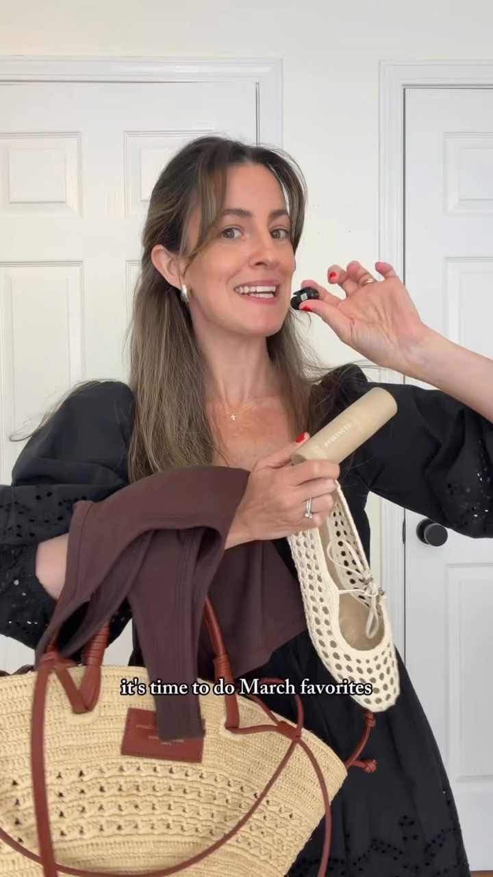 MARCH FAVORITES 💕💕 this was so fun to make & is my first time doing a video like this so let me know if you like it! and comment links if you want me to send them!

Barefaced SPF
Sam Edelman Woven ballet flats
Sezane Justine basket bag 
Abercrombie bra free scoop neck tank  

#LTKootd #LTKSeasonal #LTKmomlife