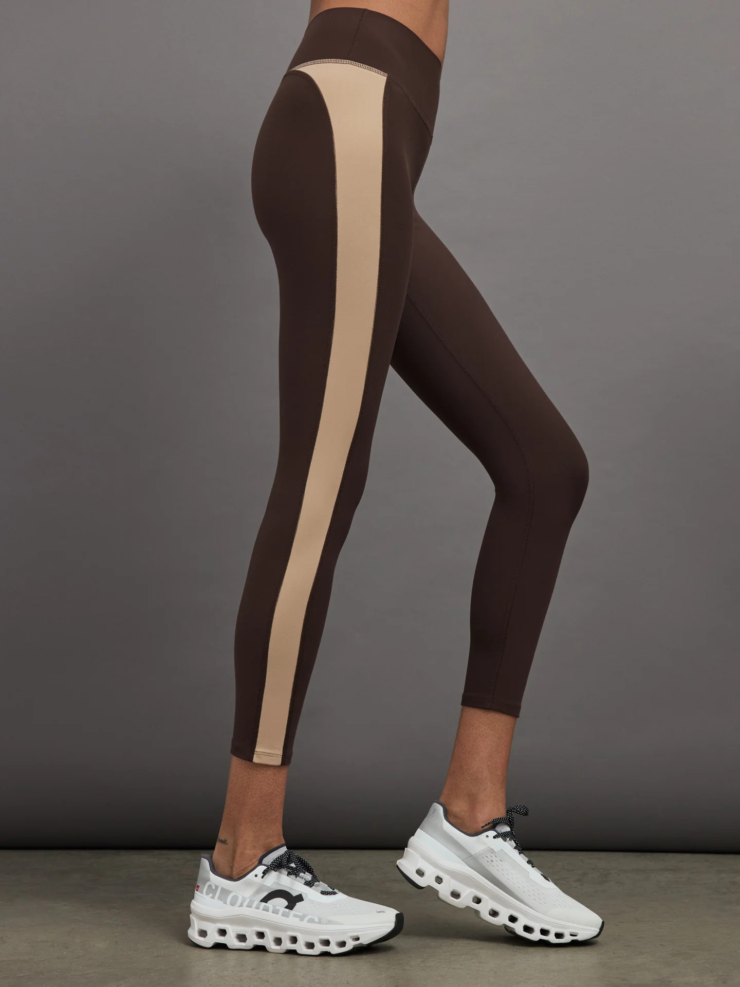 COLORBLOCK LEGGING - DARK OAK/ SANDY TAN | Carbon38