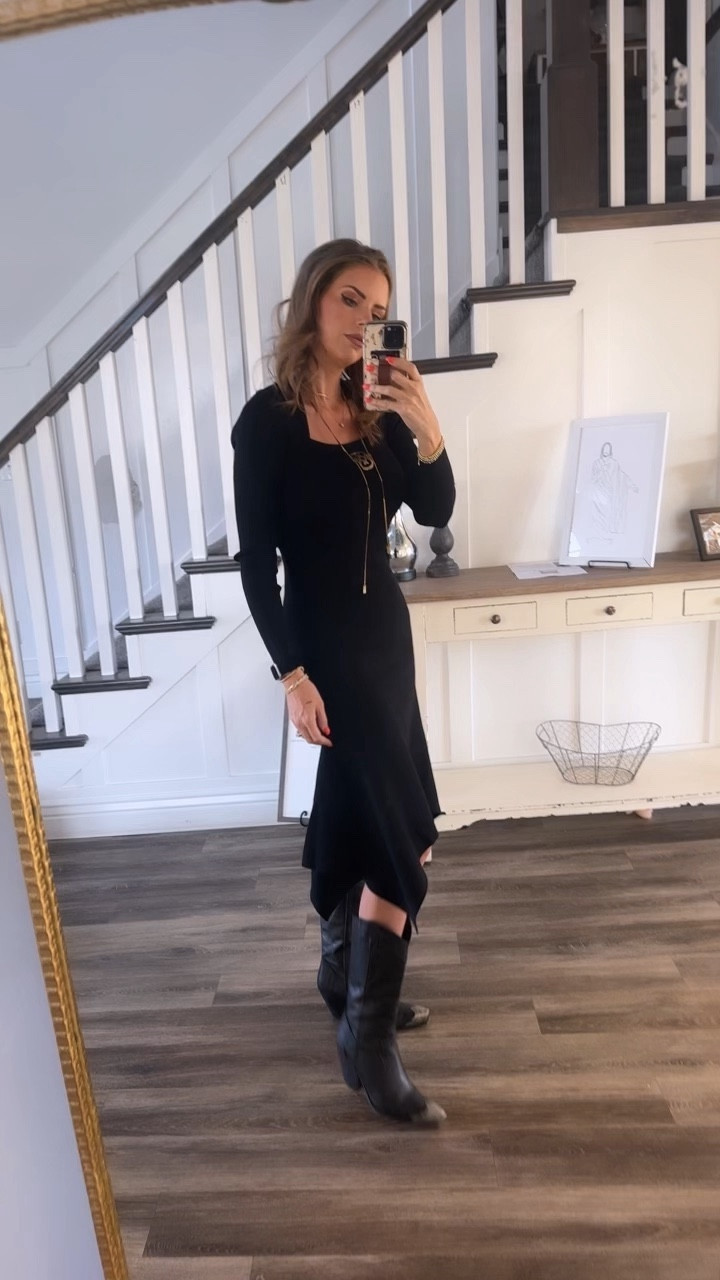 This dress is 😍 I love the lines and how it moves when you move. It’s so cozy and beautiful! 