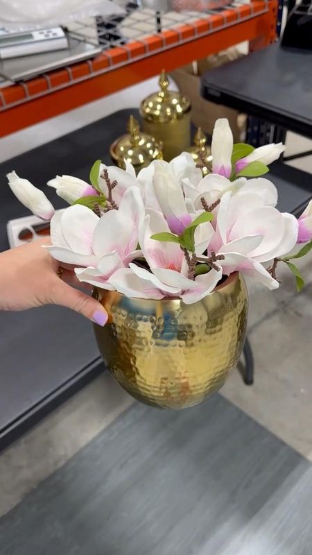 These magnolia look perfect in this cute gold planter!!


Spring home, home decor, modern home, faux flowers, planter 



#LTKHome #LTKSeasonal #LTKStyleTip