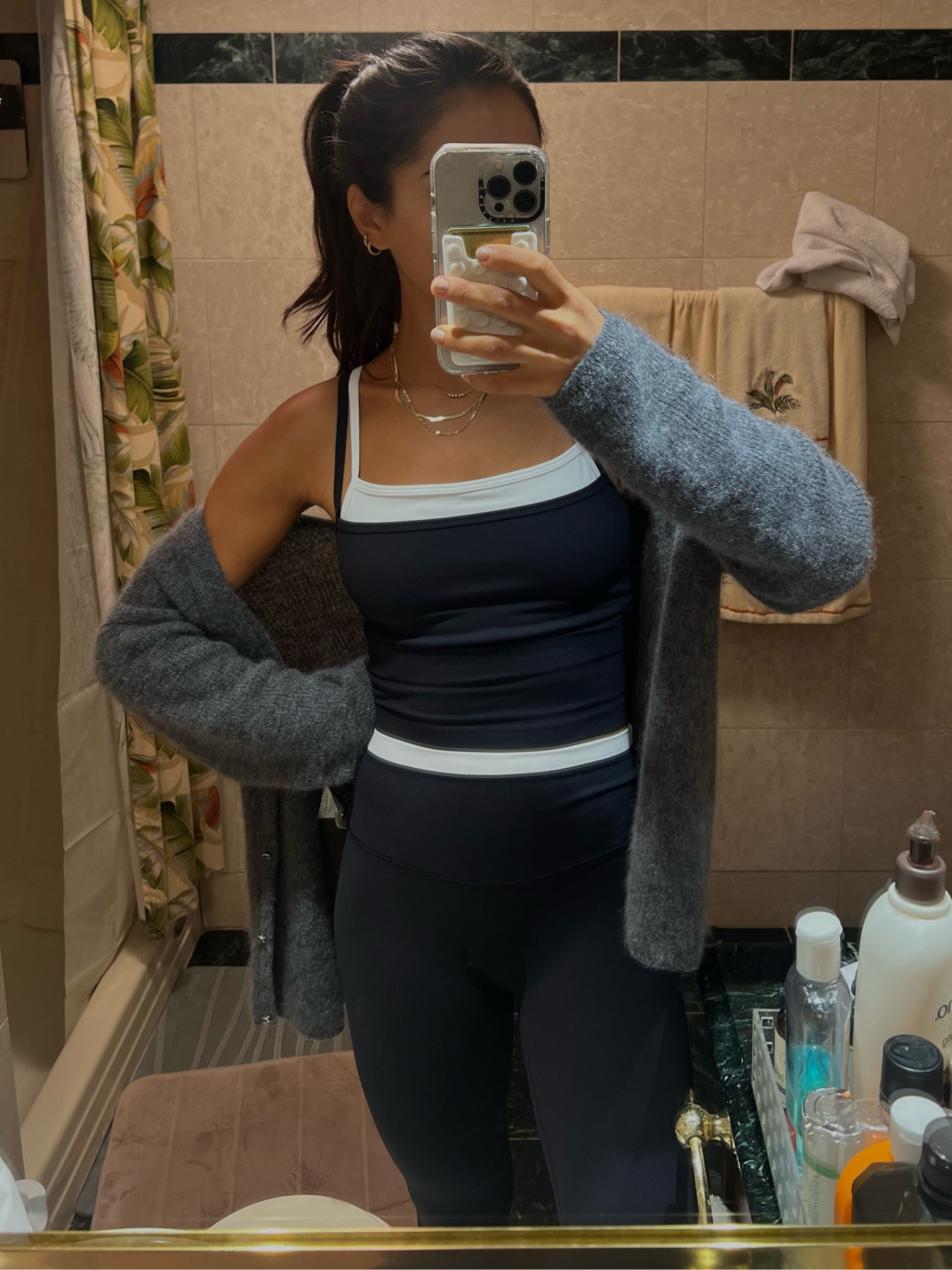 color block black and white activewear set! full length top but can easily wear it as a crop. high quality material with good support! 