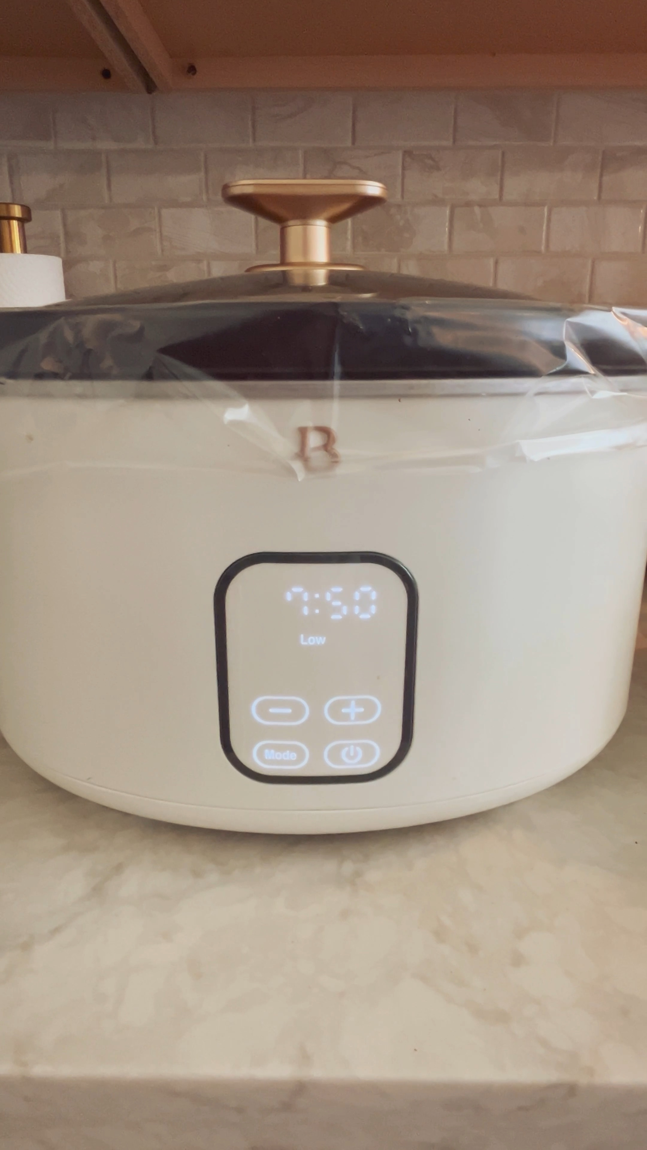 Thank you drew barrymore for making a pretty slow cooker 🙌🏻 The gold accents are everything. Shop at Walmart! 
