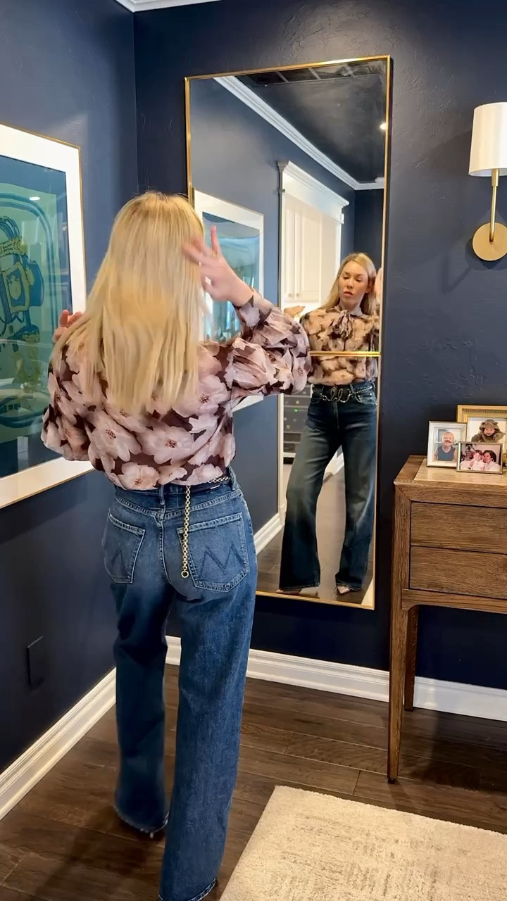 This floral top is so cute and a little cropped BUT perfect for tucking in.


Mother jeans 
Fall outfit 
Chloe belt 

#LTKItBag #LTKStyleTip 

#LTKFindsUnder100 #LTKSaleAlert #LTKootd #LTKSeasonal