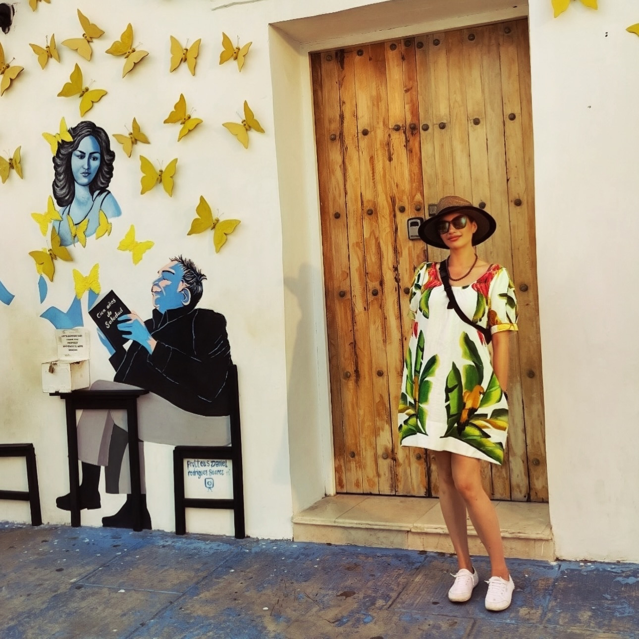 Found a little magic on these walls 🦋
Cartagena has a way of turning ordinary corners into something you feel

Just me, a soft dress, golden light, and a moment worth keeping

Follow me for everyday outfits, travel moments, and a life that feels a little more beautiful on purpose 🤍