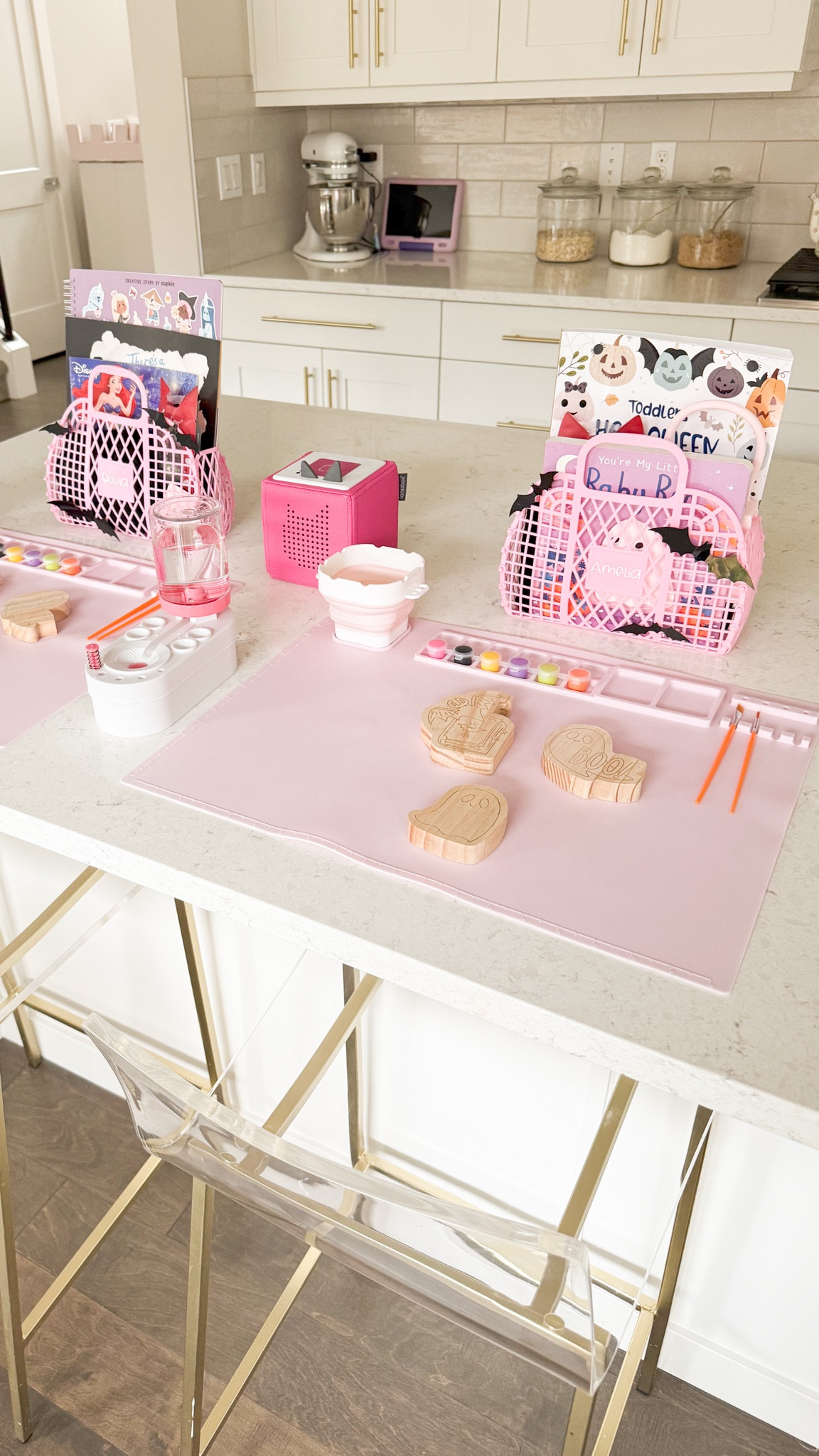 HALLOWEEN CRAFTS! Put together this cute Halloween art station for the girls after school to keep them busy. 


Halloween crafts / art station and boo baskets for toddler and preschooler, pink jelly bags, coloring books, Halloween books, black pajamas, Halloween Tonies characters

#LTKKids #LTKHalloween #LTKSeasonal