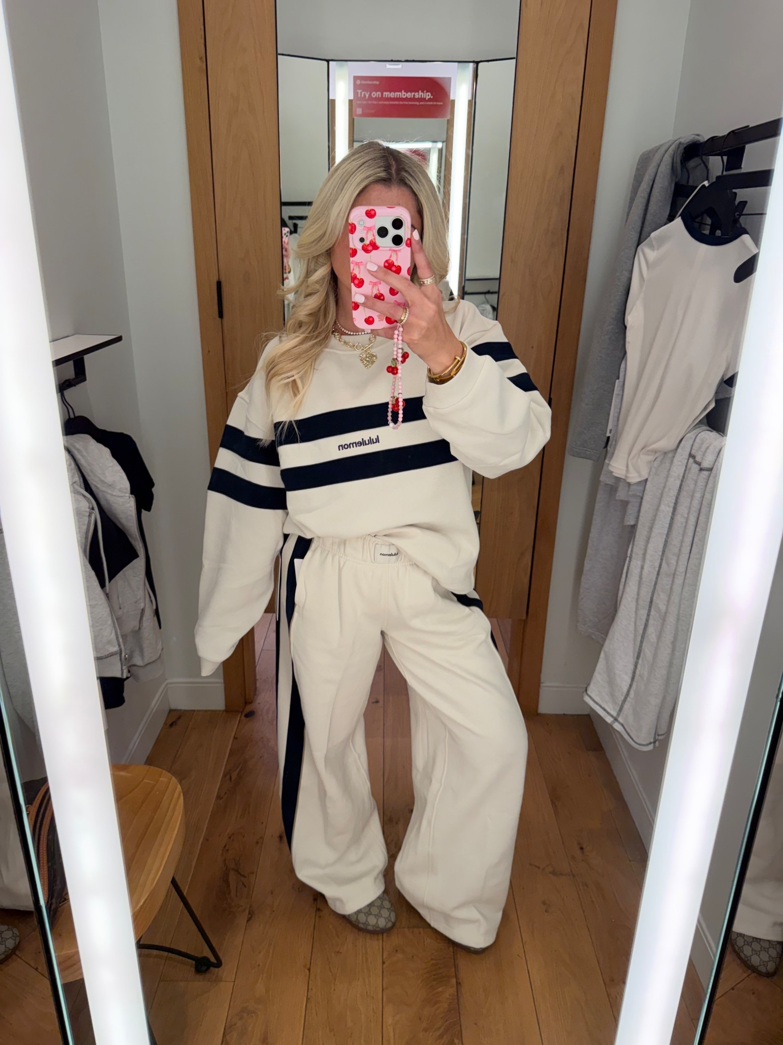 New @lululemon matching set
Size xs