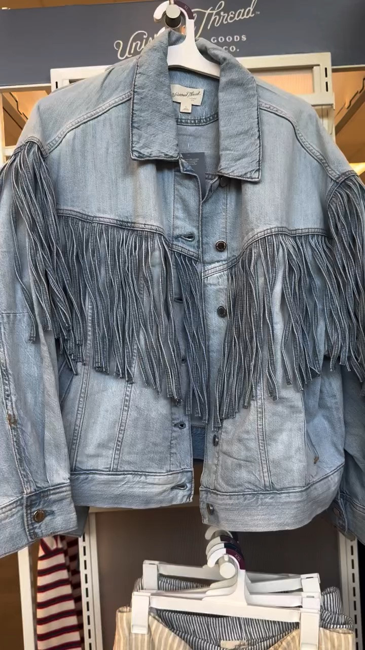 The fringe on this denim jacket at Target! 🤏 🤏🤏

Comment “shop” and I’ll send you the link!

#target #targetstyle #targetfinds #targethaul #springstyle