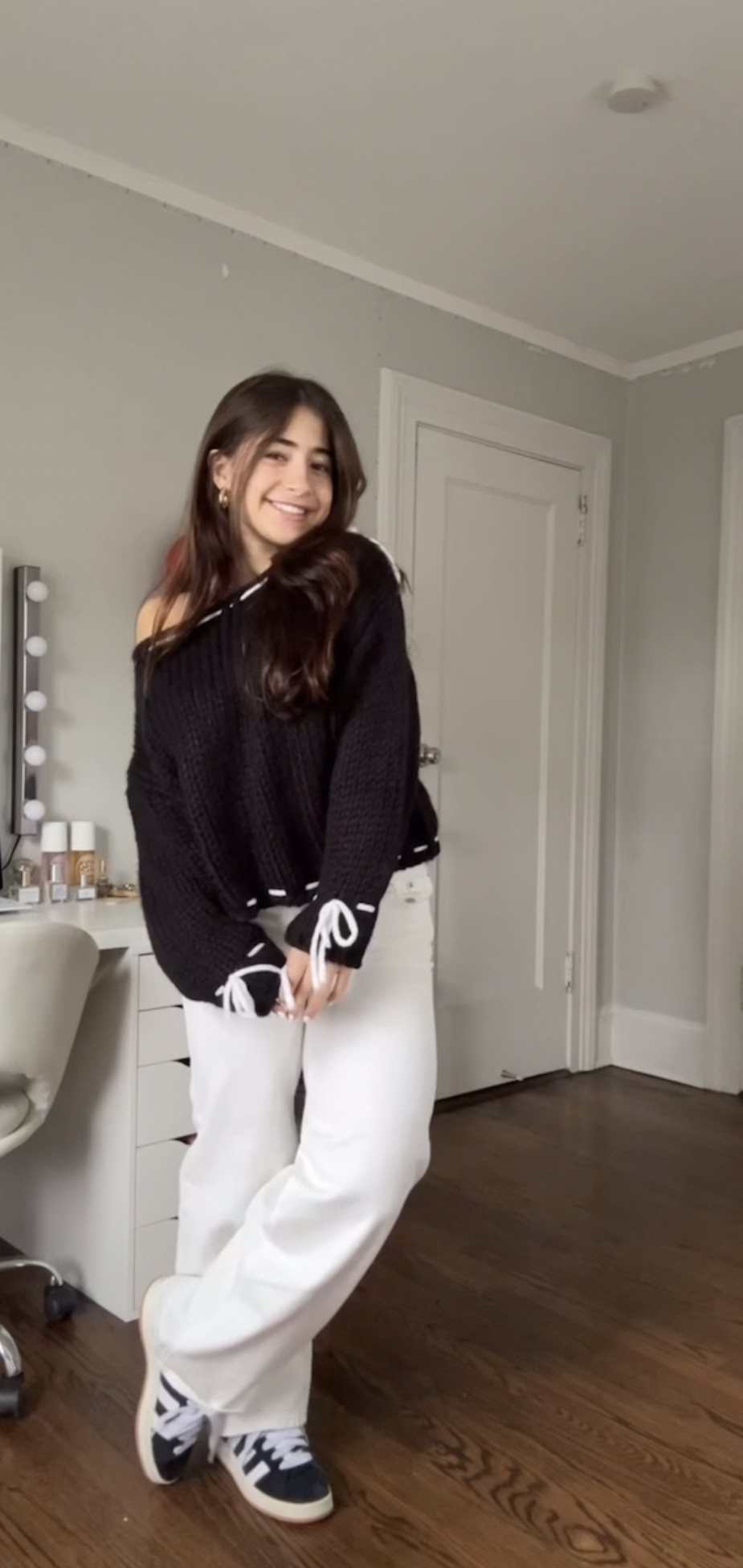 top: US 2
jeans: xs
shoes: 8