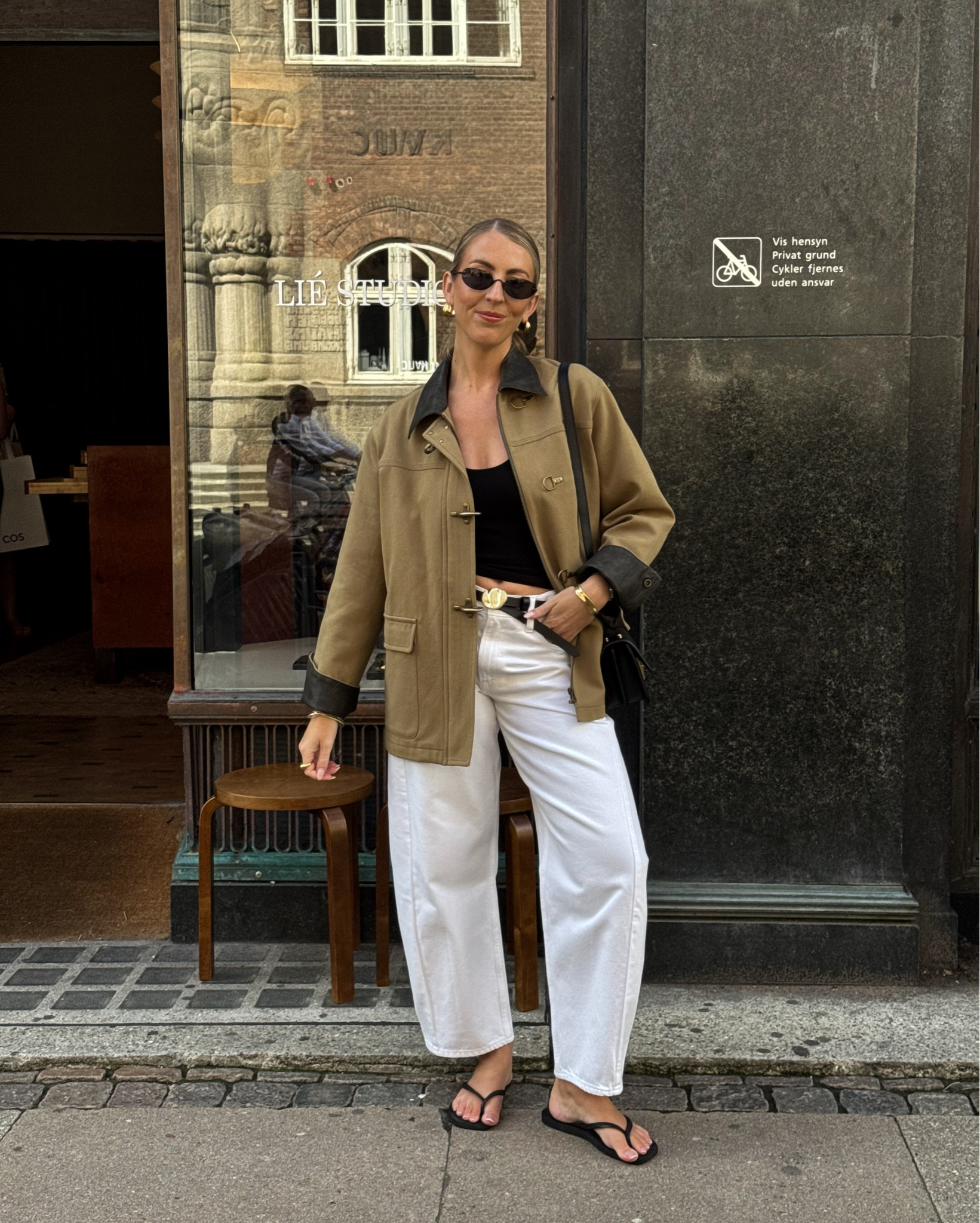 Barn jacket & barrel leg jeans 👏🏻 

Transitional outfit, flip flop, minimal outfits, barrel leg, Abercrombie, white jeans 

#LTKuk #LTKautumn #LTKstyletip