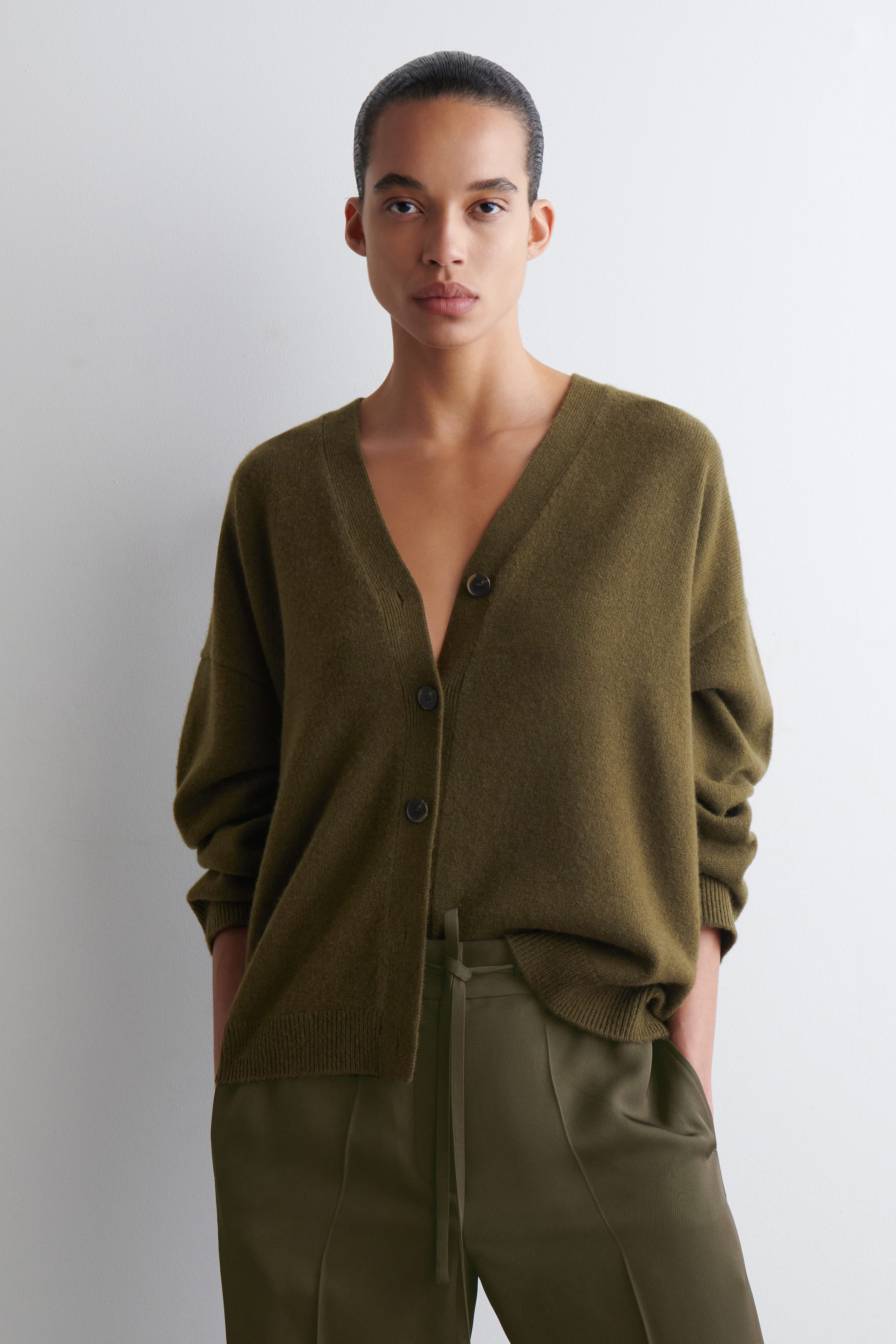 CASHMERE V-NECK CARDIGAN - DARK KHAKI | COS | COS (EU)