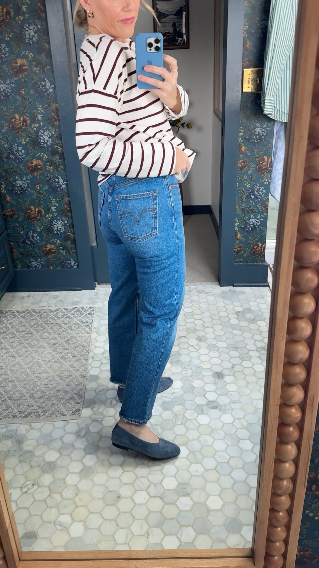 Another @levi favorite the ribcage ankle ~ a high waist straight leg. I’m wearing my reg size but is a closer fit so consider sizing up one. Stripe slub tee wearing my reg size small. Linked a few more Levi’s favorites too ~ @levis #levisltkpartner @Shop.LTK #liketkit 


#LTKOver40 #LTKootd #LTKSaleAlert