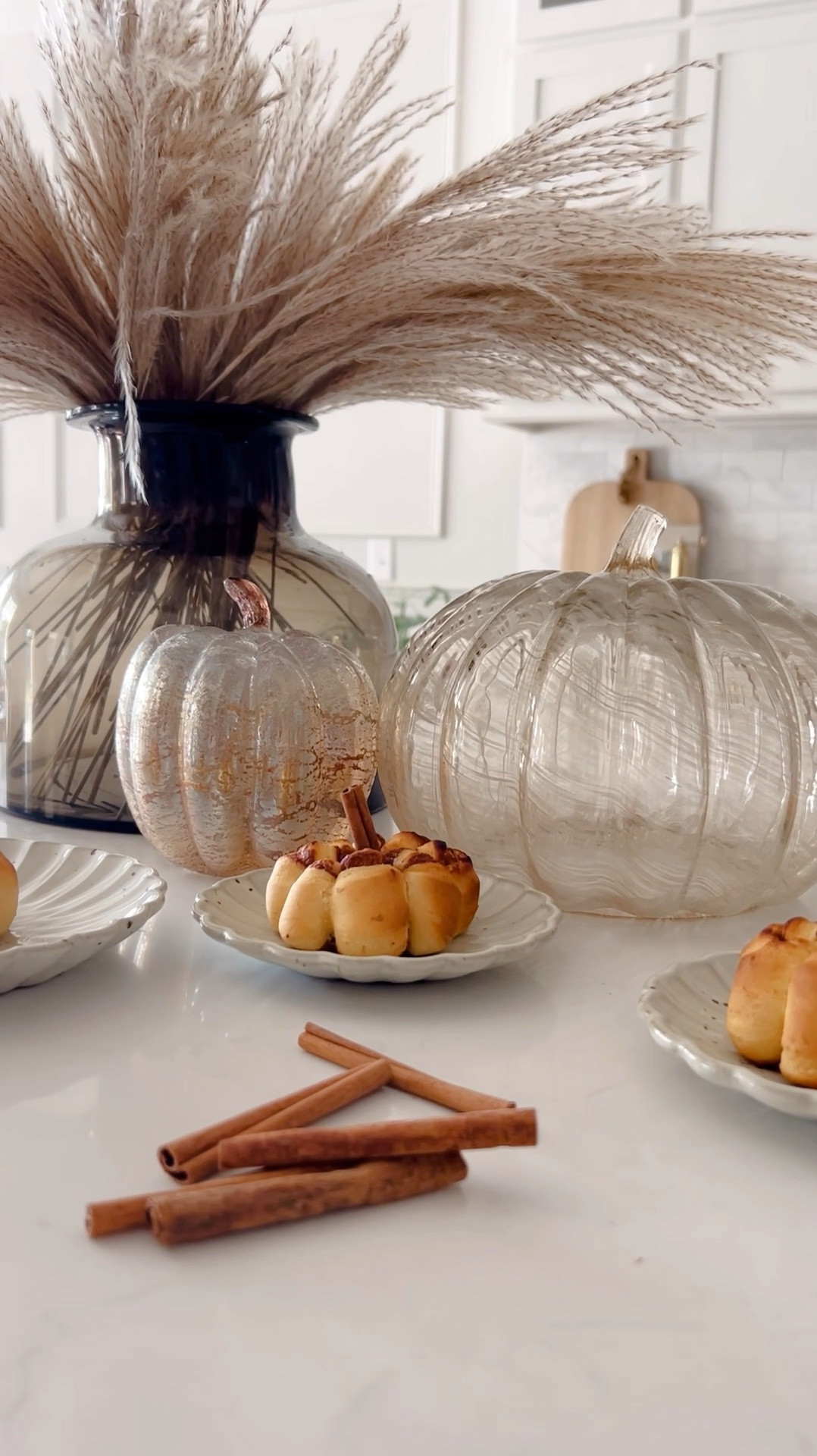 Hermosas calabazas con cinnamon rolls #pumpkinrecipe #pumpkindecor #pumpkinn

#LTKHome #LTKVideo #LTKSeasonal