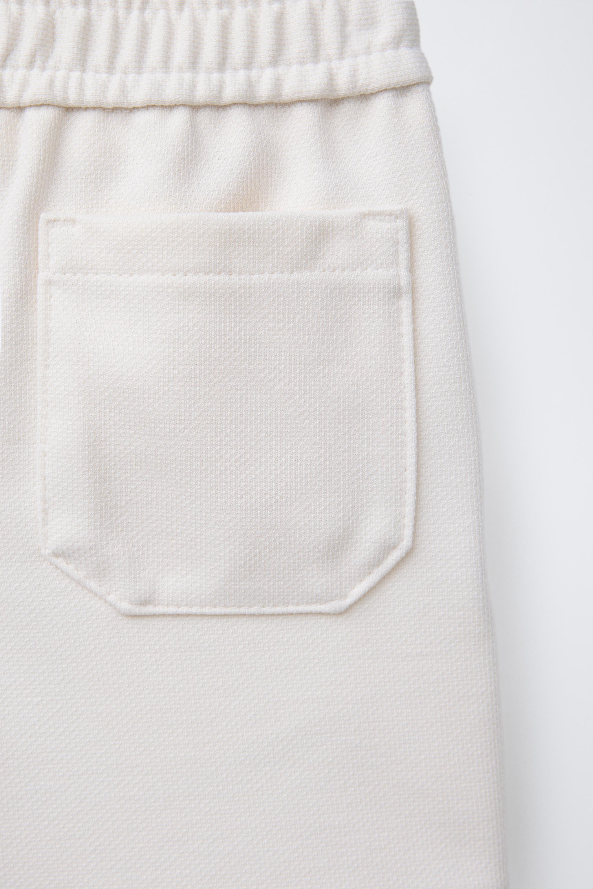 Comfort shorts with elastic waistband and front snap button closure. Front pockets and back patch... | Zara US