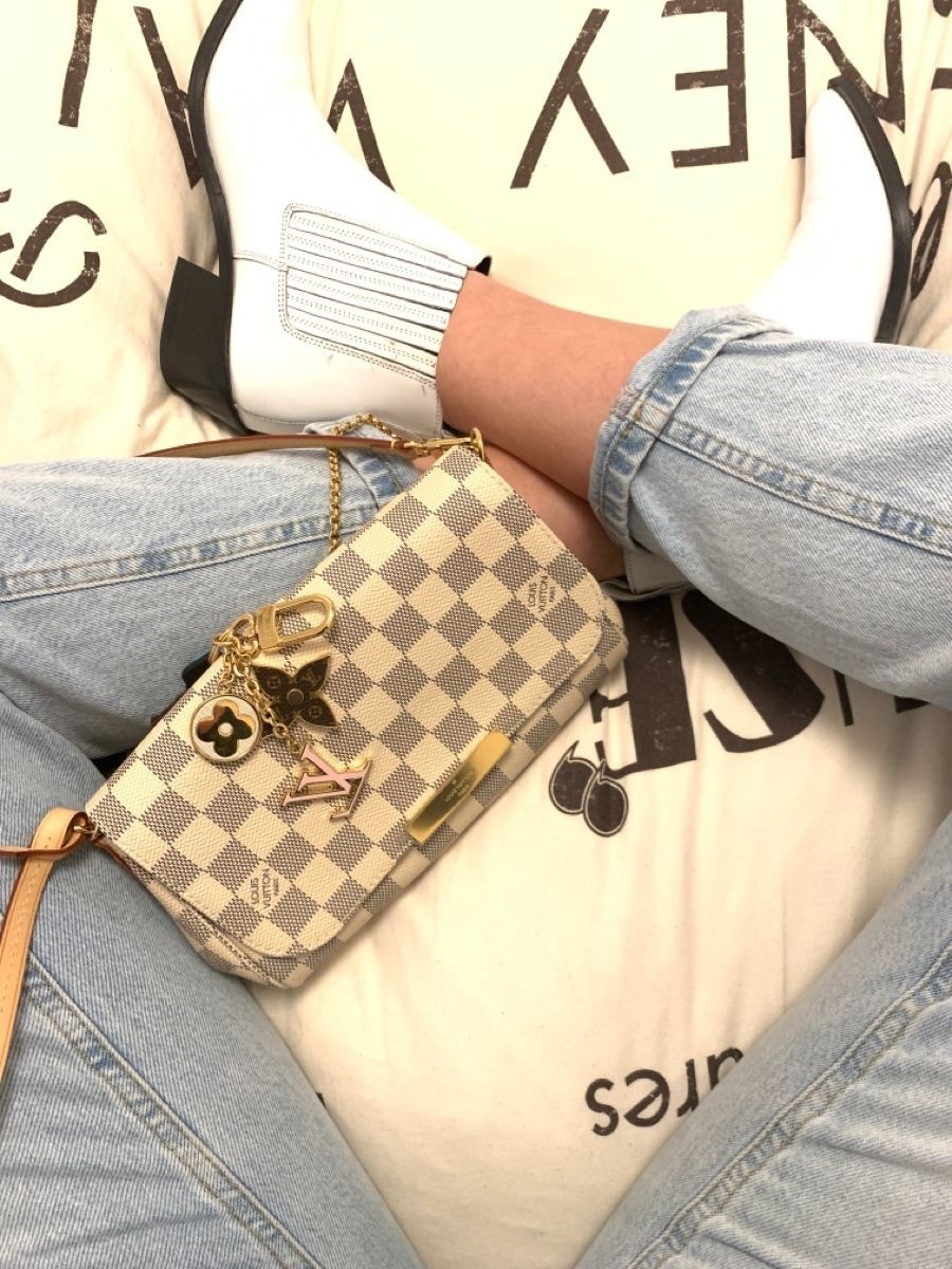 Effortless chic with a mix of timeless and modern. Styled with the iconic Louis Vuitton Eva Clutch in Damier Azur, paired with sleek white Chelsea ankle boots and classic light wash skinny jeans — the perfect blend of luxury and casual everyday wear.

#LTKItBag