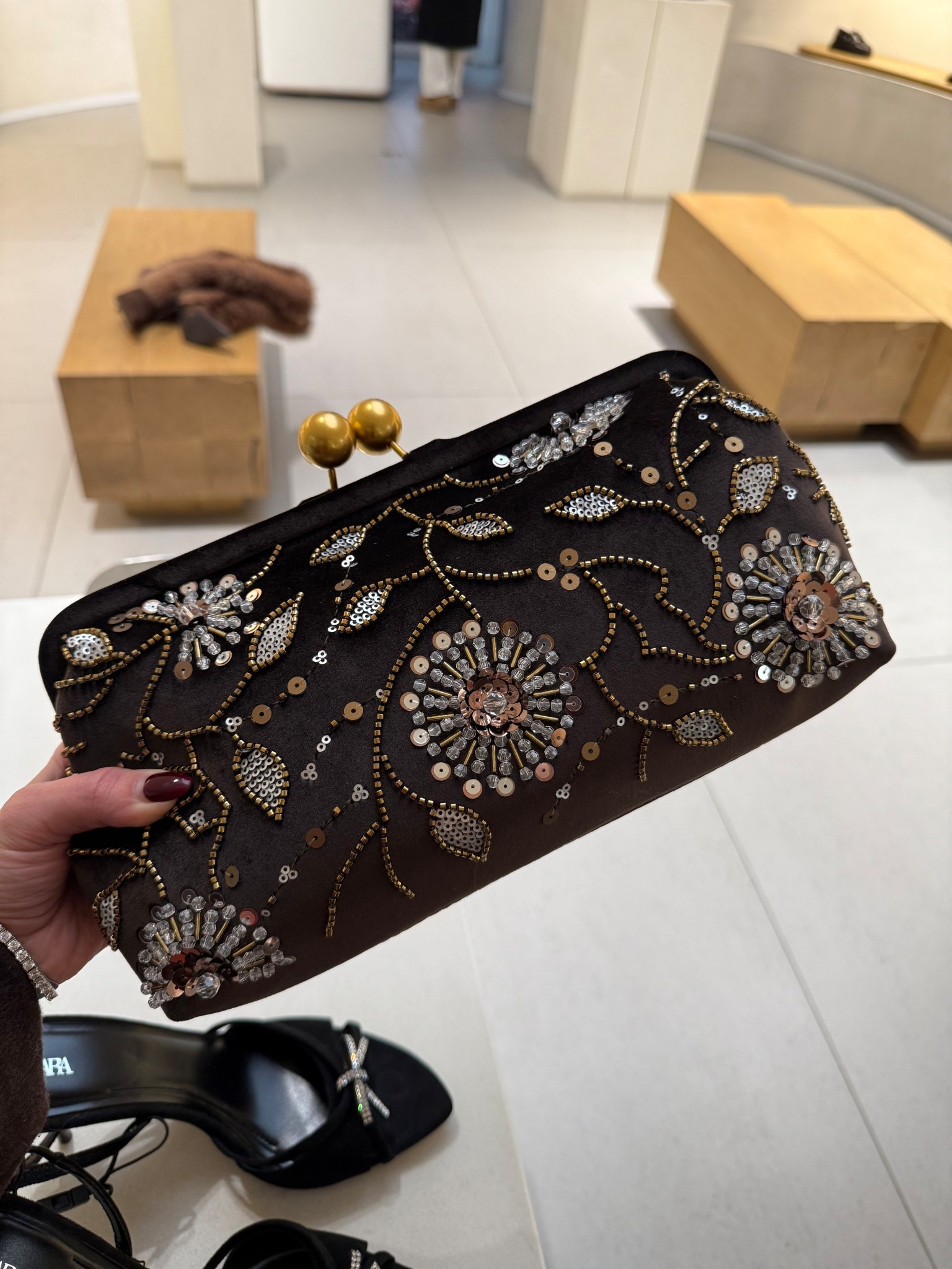 Zara has the cutest holiday/winter accessories right now 

#LTKGiftGuide #LTKHoliday #LTKootd