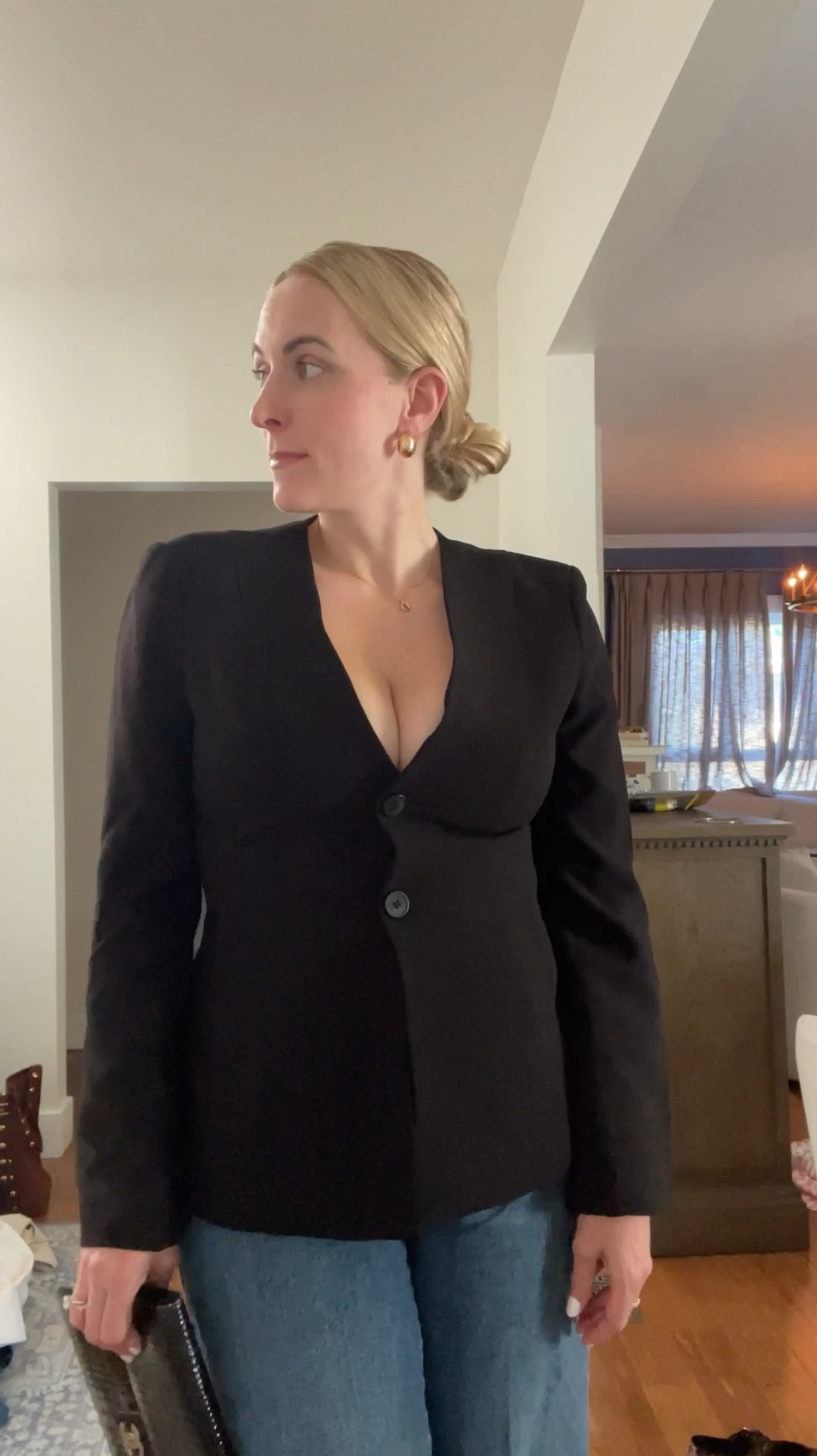 The perfect hourglass blazer - the MOST flattering fit to give you a tiny waist and major curves! Fits true to size in in a M 

#LTKFindsUnder100 #LTKWorkwear #LTKStyleTip