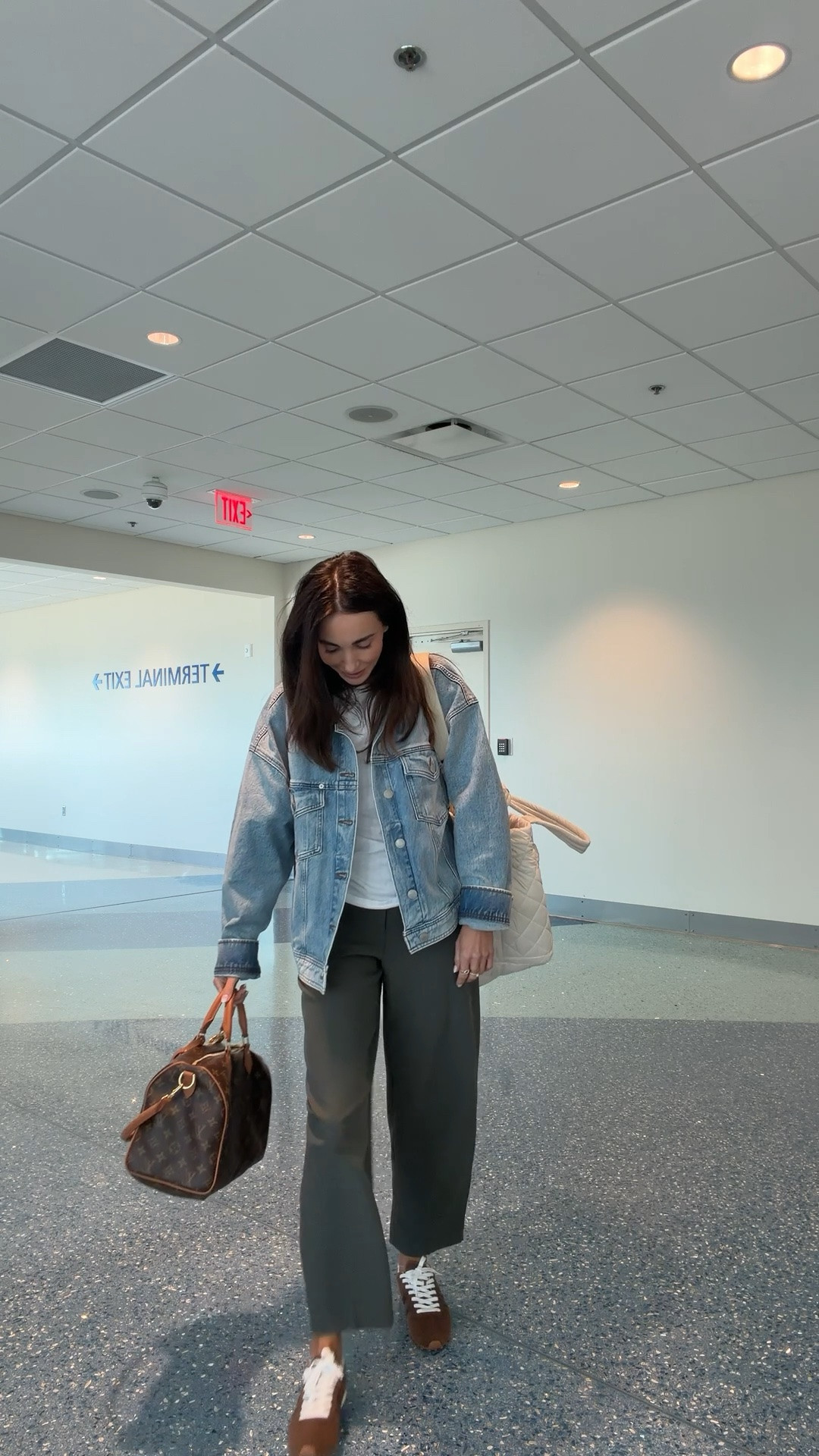 LTKCON travel fit. I’m wearing m in jacket, s in tee and 0 in pants . Sneakers are so comfy and machine washable, if in between sizes . Size up

#LTKSaleAlert #LTKTravel #LTKCon