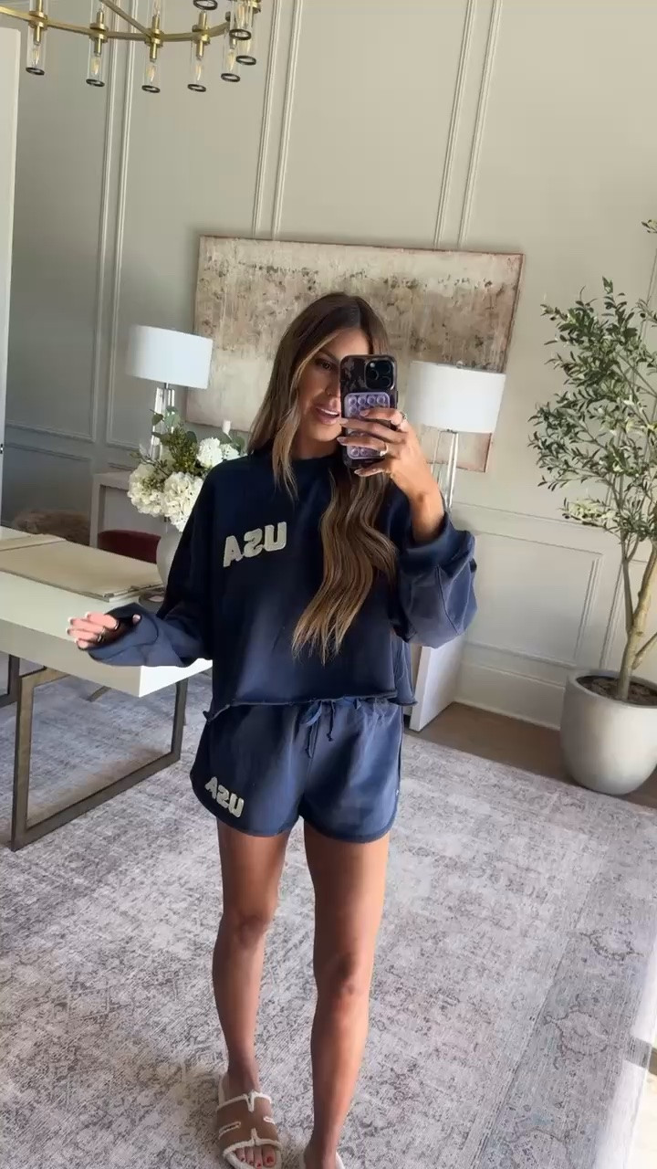 wearing a small in both 🇺🇸 use code hollie40 for 40% off!