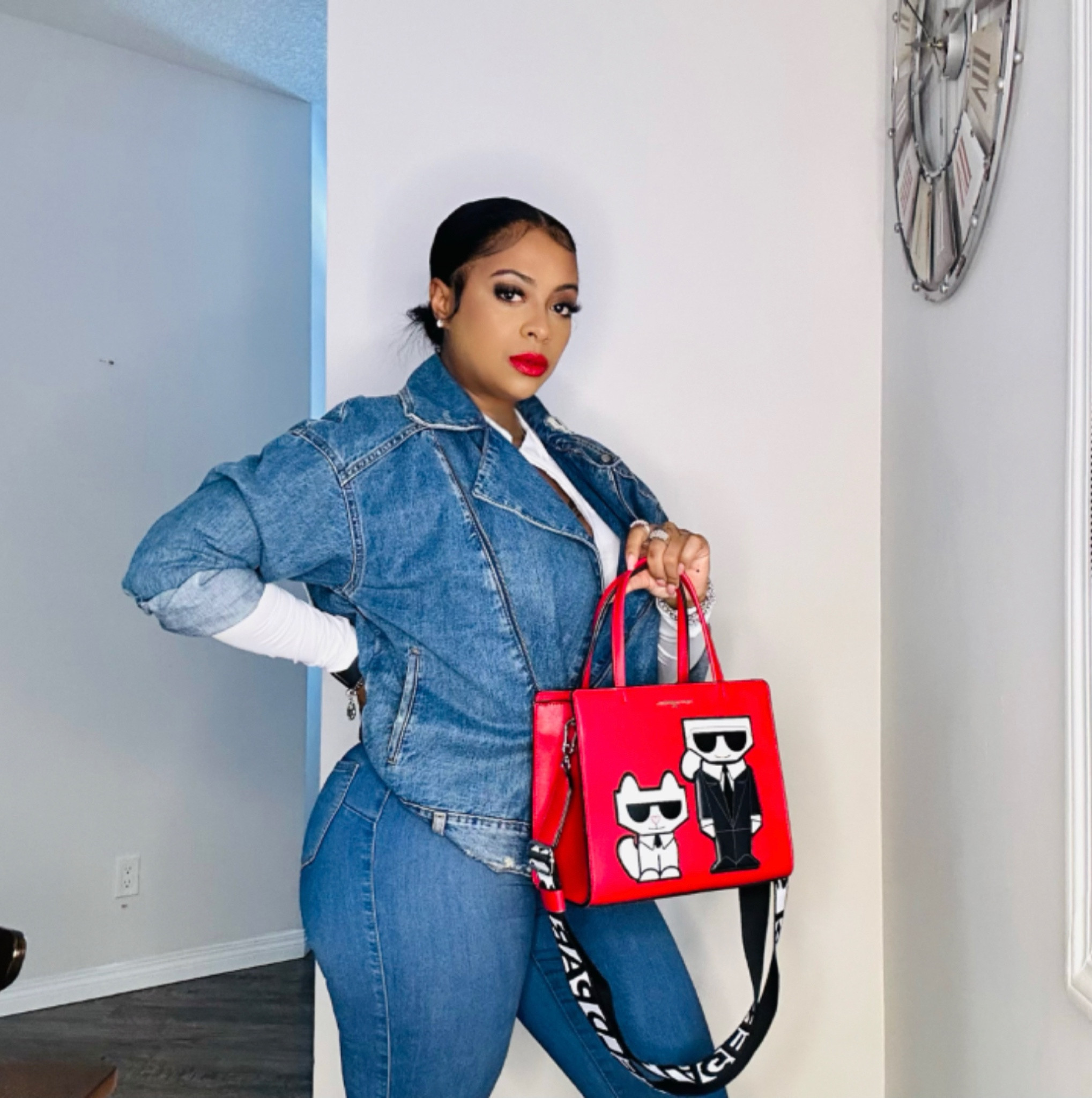 Obsessed w Karl Lagerfeld’s bag designs 😍 this one is def a show stopper! I got asked so many times about it.