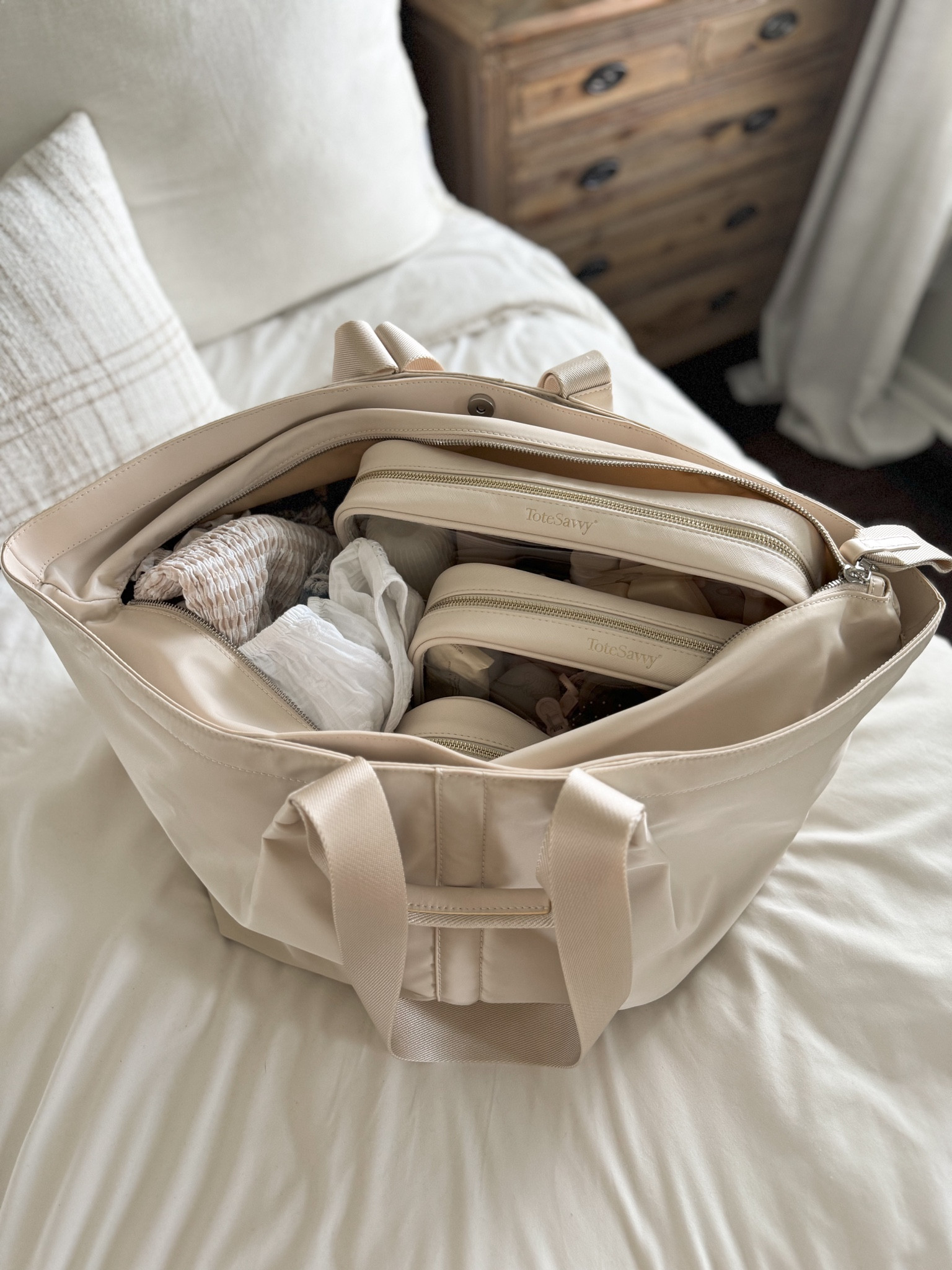 Unpacking my travel bag ✨

#aclassyfashionista #travelessentials #clearpouch #clearpouches #asmrsounds #asmrvids #asmrsatisfying #asmrsatisfyingsounds #amazonfinds #amazonfinds2024 #vanillagirl #vanillaaesthetic 

#LTKBeauty #LTKItBag #LTKTravel