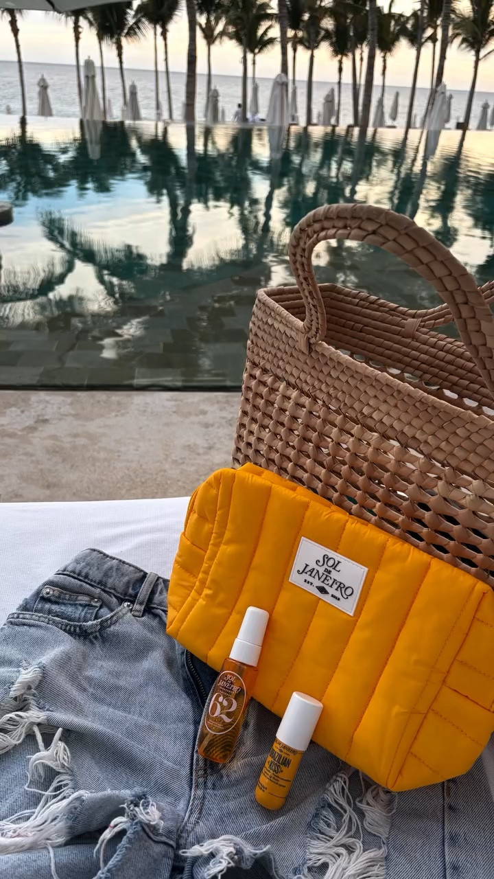 Vacation mode on 🩷☀️🌸🌊💛✨

@soldejaneiro 

#soldejaneiro #pinksunset #cheirosa #beachvibes #instabeauty

#LTKBeauty #LTKselfcare #LTKTravel