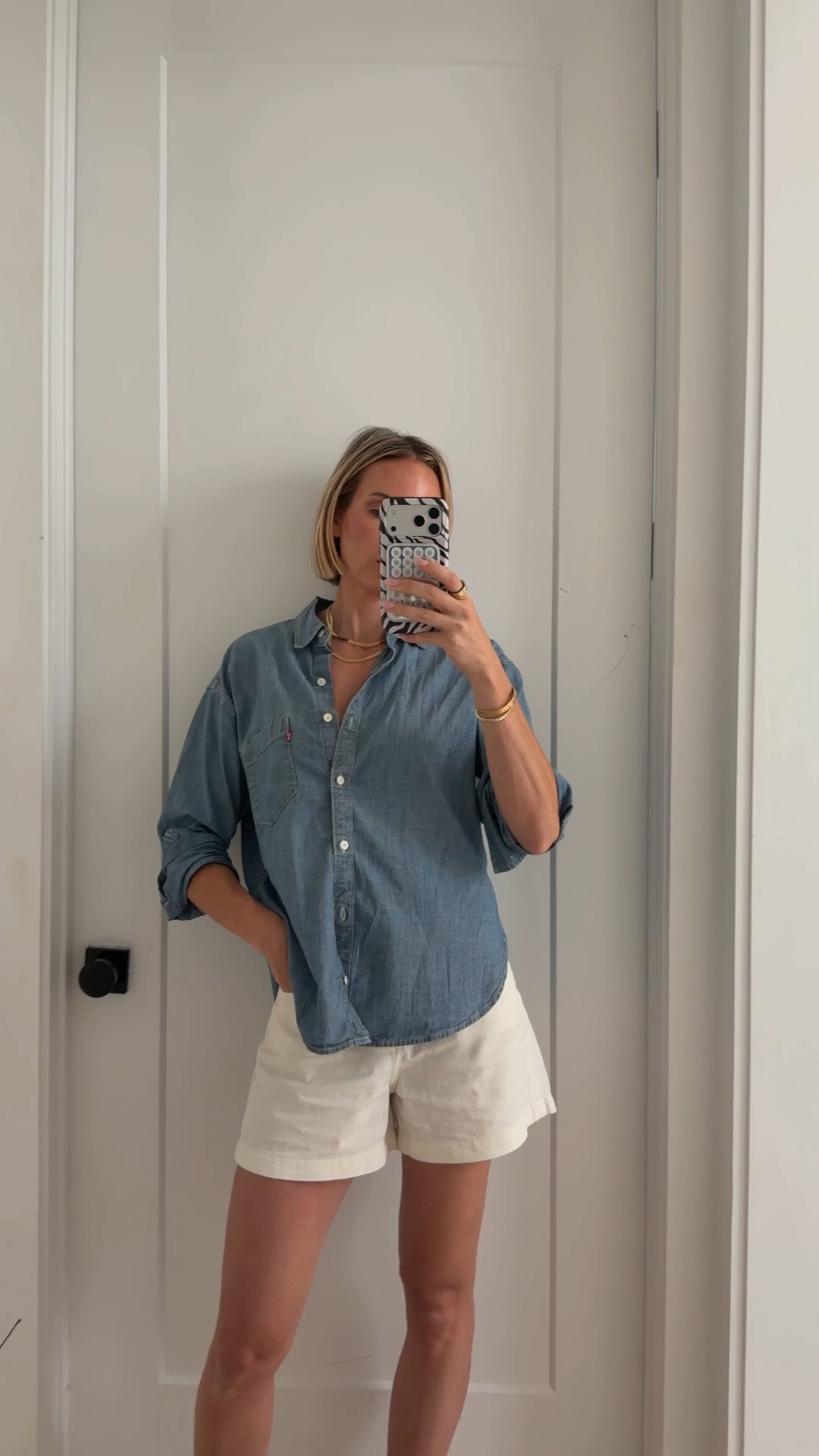 The classiest white shorts. Size down one size. 


@Pistola Denim @levi 
#sponsored ￼

#LTKootd #LTKOver40 #LTKTall