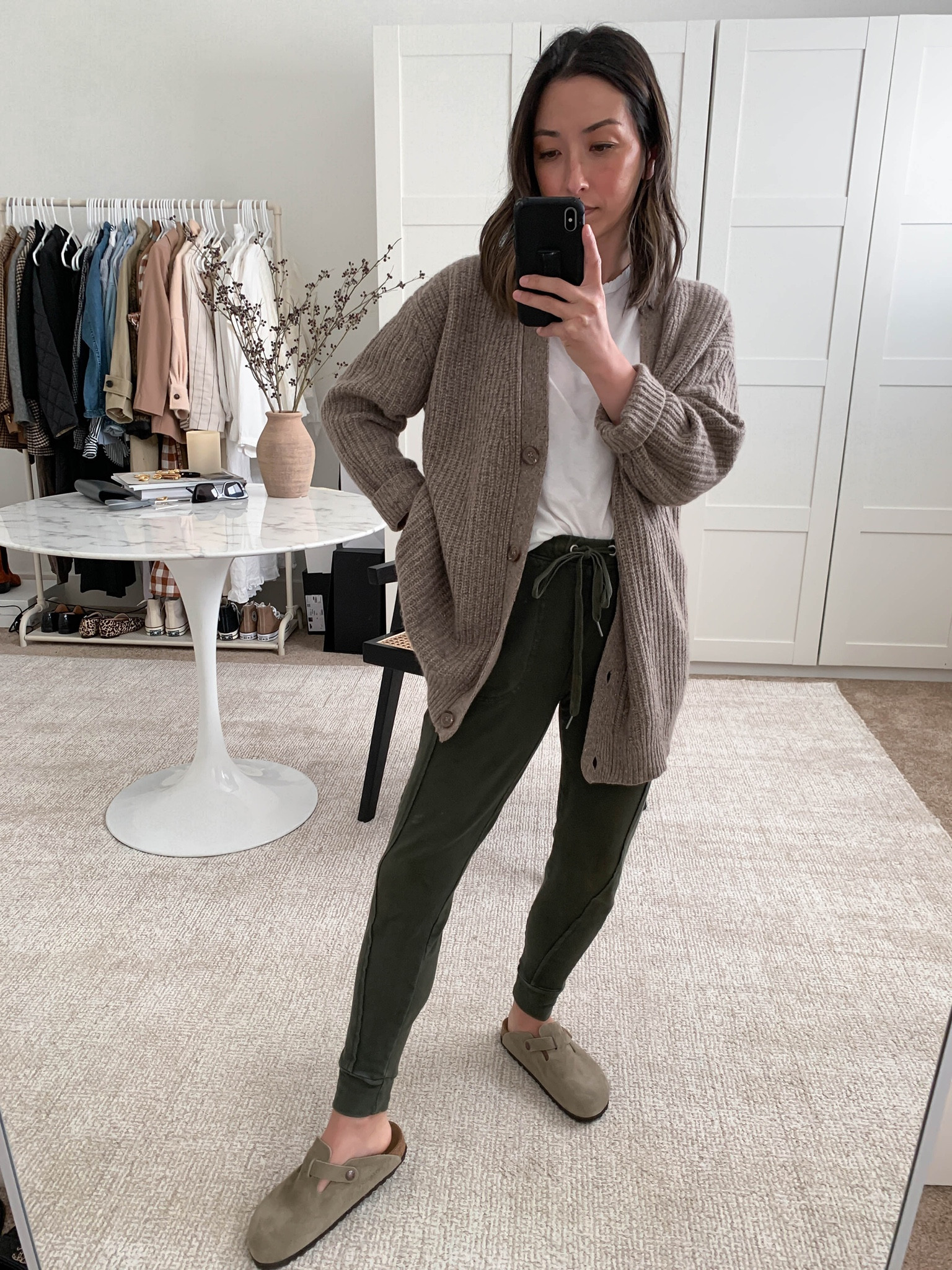 Daily #ootd. Elevated loungewear. Wearing Jenni Kayne cocoon cardigan in taupe. Runs super oversized. 

Cardigan - Jenni Kayne xxs
Tee - Everlane xs
Joggers - Anthropologie petite xxs (old)
Clogs - Birkenstock 36