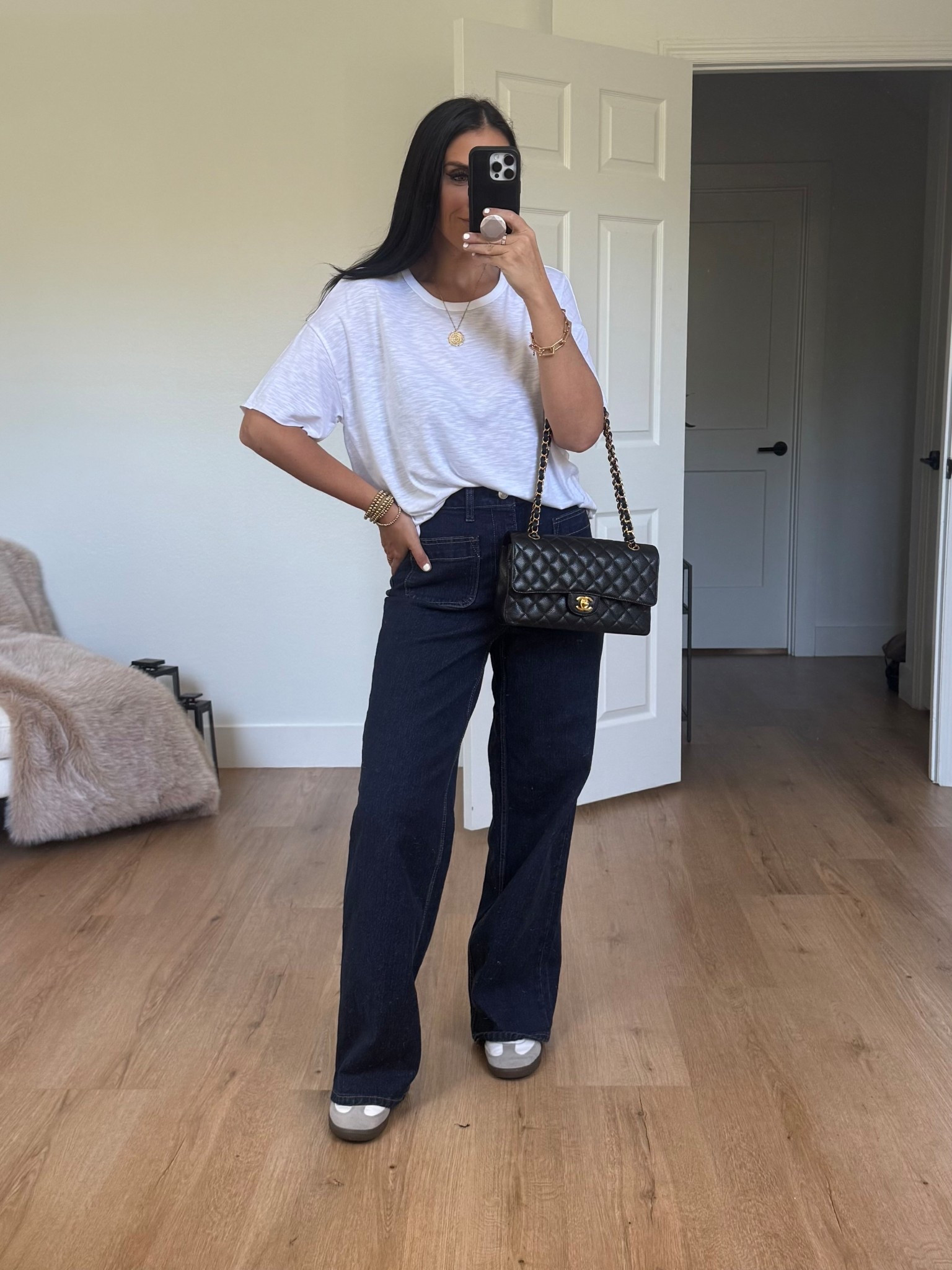 Free Assembly Women's
wide leg Jeans. Sofi Vergara tshirt