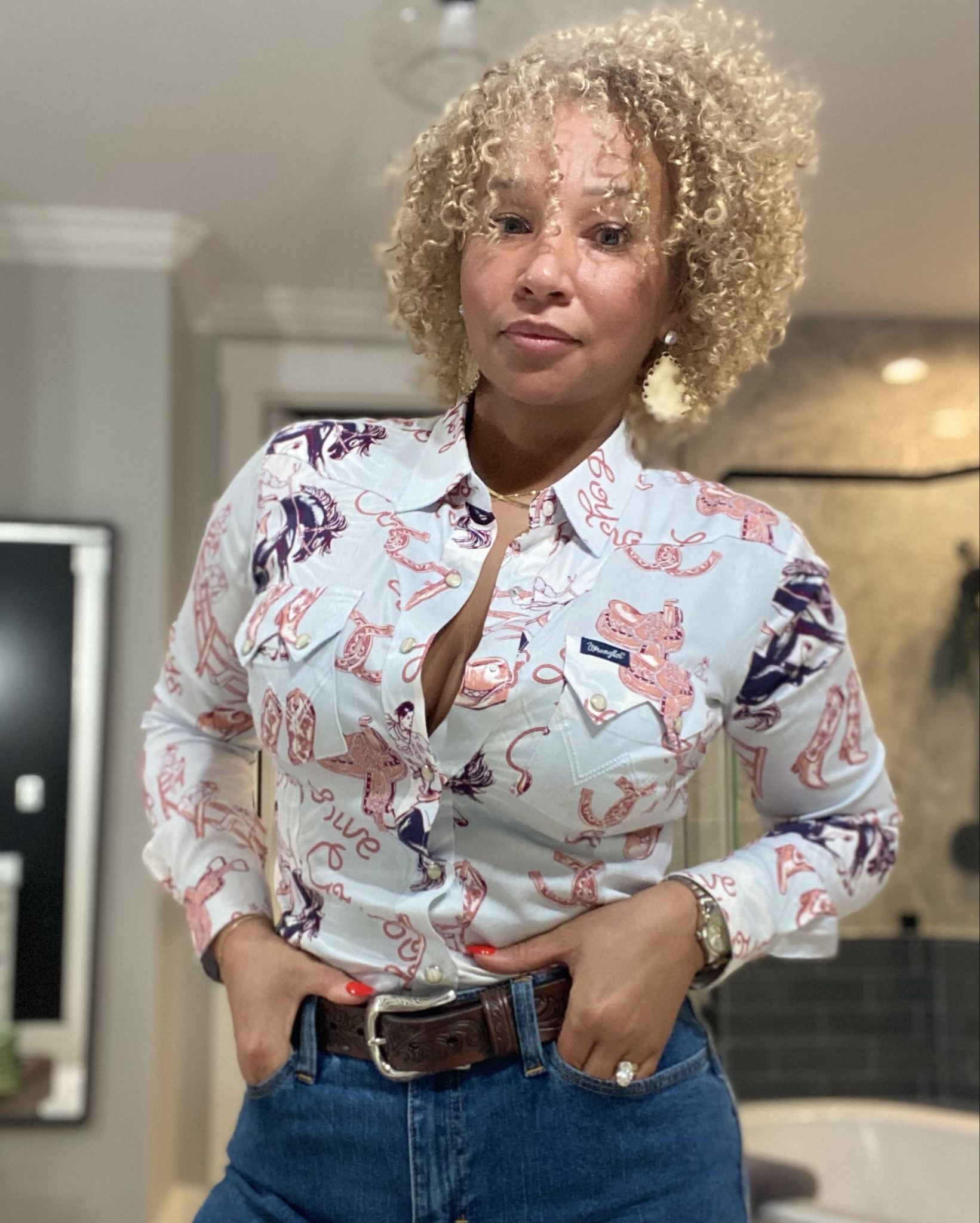 Country concert + rodeo fits are trending… so I found one that actually fits.

Stopped by Cavender’s for our rodeo night and went straight to Wrangler — grew up wearing it and it still does what it’s supposed to do: fit right, feel good, and last.

Wearing a retro pearl snap + curve-hugging Wrangler denim. The shirt quality is so good and the fit is flattering without trying too hard.

Size reference: 5’8.5, 155, 34DDD — wearing a medium. Jeans are true to size and curvy-friendly.

Custom belt buckle for my husband is linked too — had it made with his logo + name.

Mixing in a few outfit finds between the home + organization content over here.

#countryconcertoutfit #rodeostyle #wranglerdenim #westernstyle #cowgirlstyle #ltkfashion #over40style #curvyfashion #southernstyle

#LTKSaleAlert #LTKootd #LTKOver40