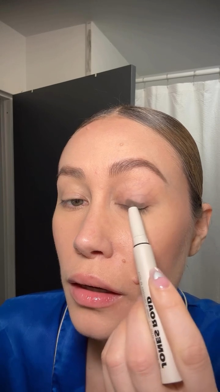 NYFW glam in under 60 seconds. The Jones Road eyeshadow stick understood the assignment. 🤎 #JonesRoad
#JonesRoadBeauty
#nyfw 
#CreamEyeshadow