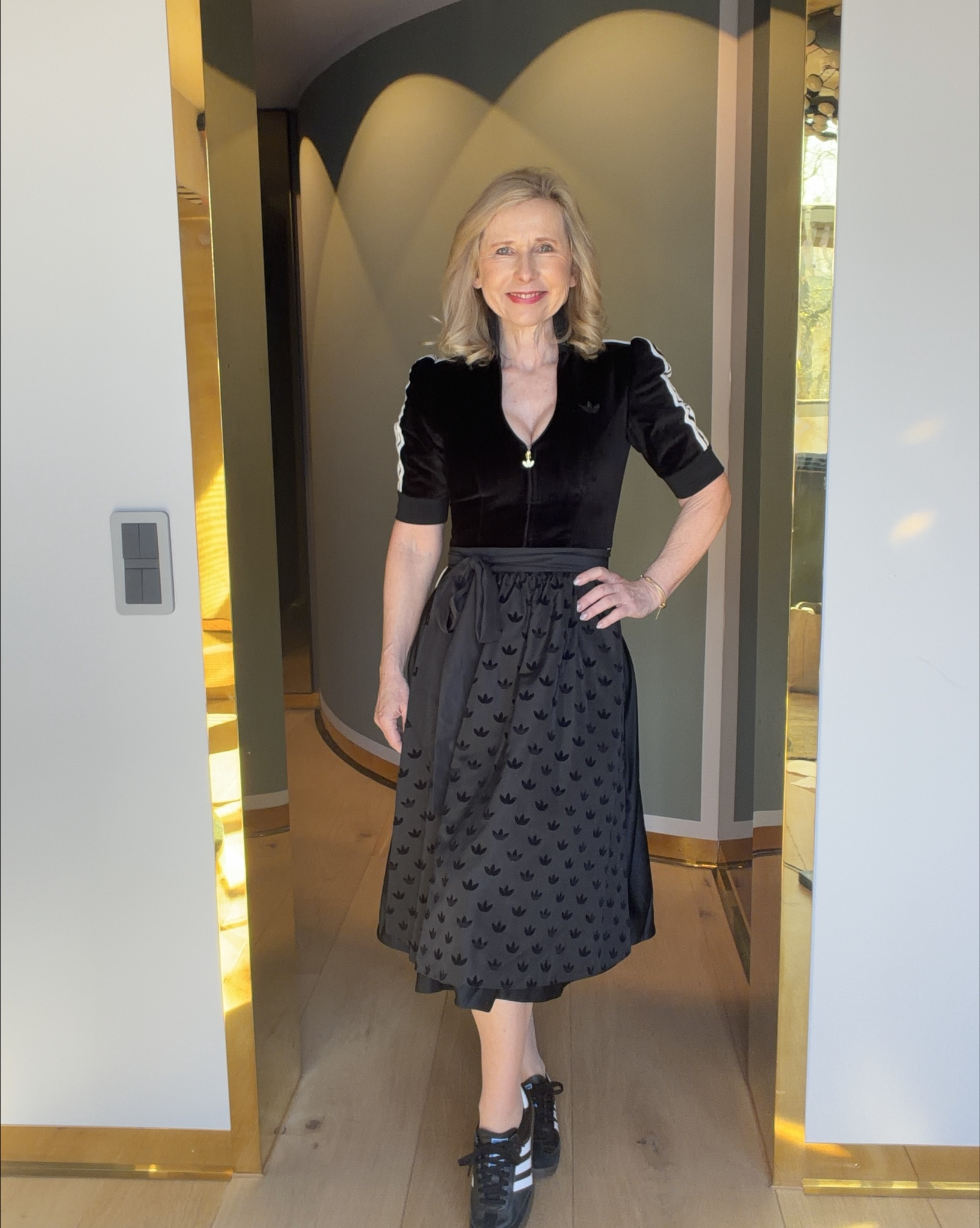 Adidas goes Dirndl 🖤🤍🖤🤍 lässig mit Sneakers oder elegant mit Stiefeln

#LTKeurope #LTKdeutschland