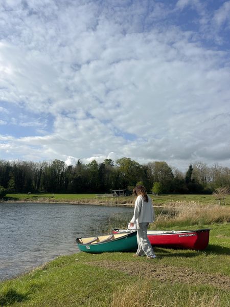 Todays lakeside outfit for our staycation in the british countryside, wearing H&M cable knit jumper and striped linen trousers 