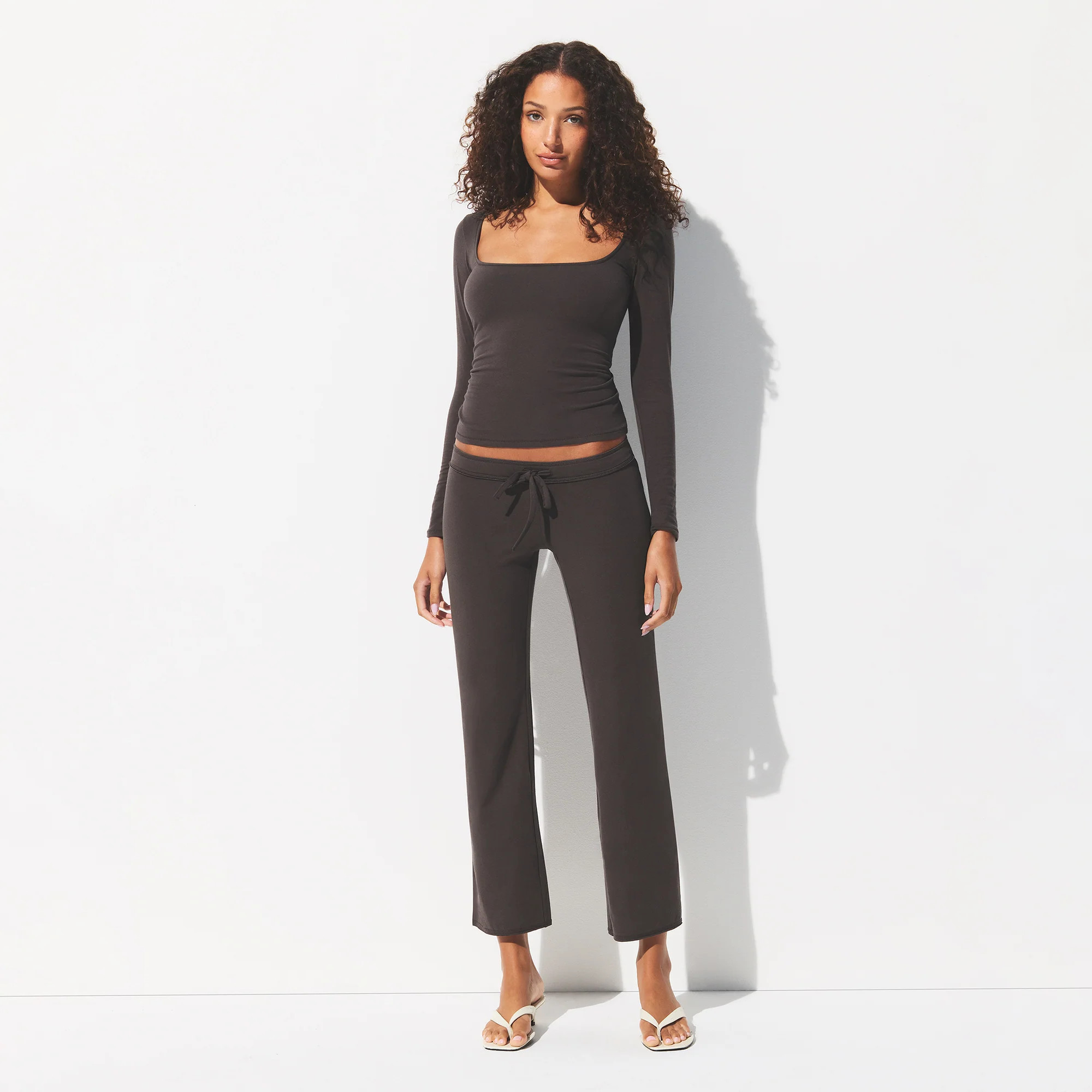 SKIMS Low Rise Crop Pant | Deep Neutral | Medium | Cotton Jersey | SKIMS (US)