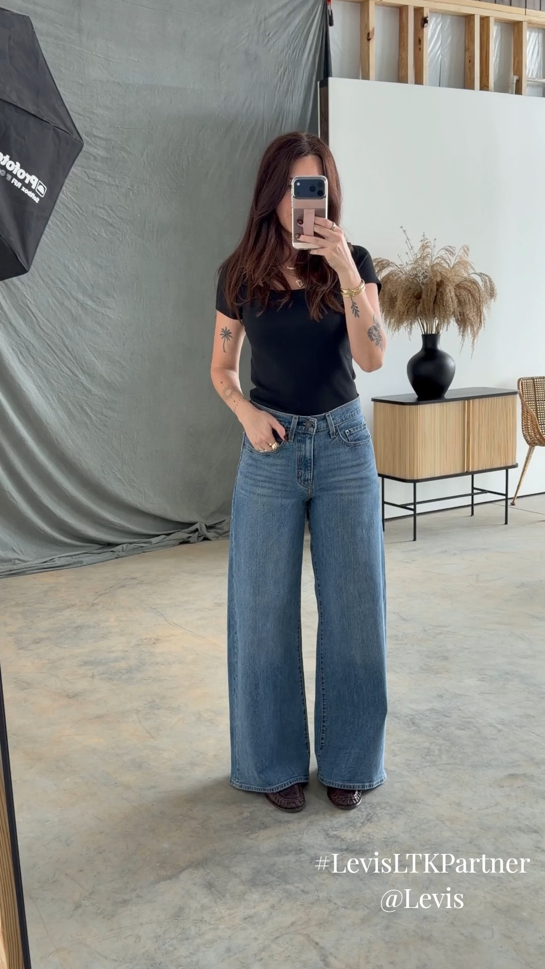 There will be so many ways to style these jeans for Spring and Summer. I love how nice they fit at the waist and then lead into a gorgeous wide flare. I am wearing the 27”. Right now if you spend $200 you can save 40%!! #LevisLTKPartner @Levi's 