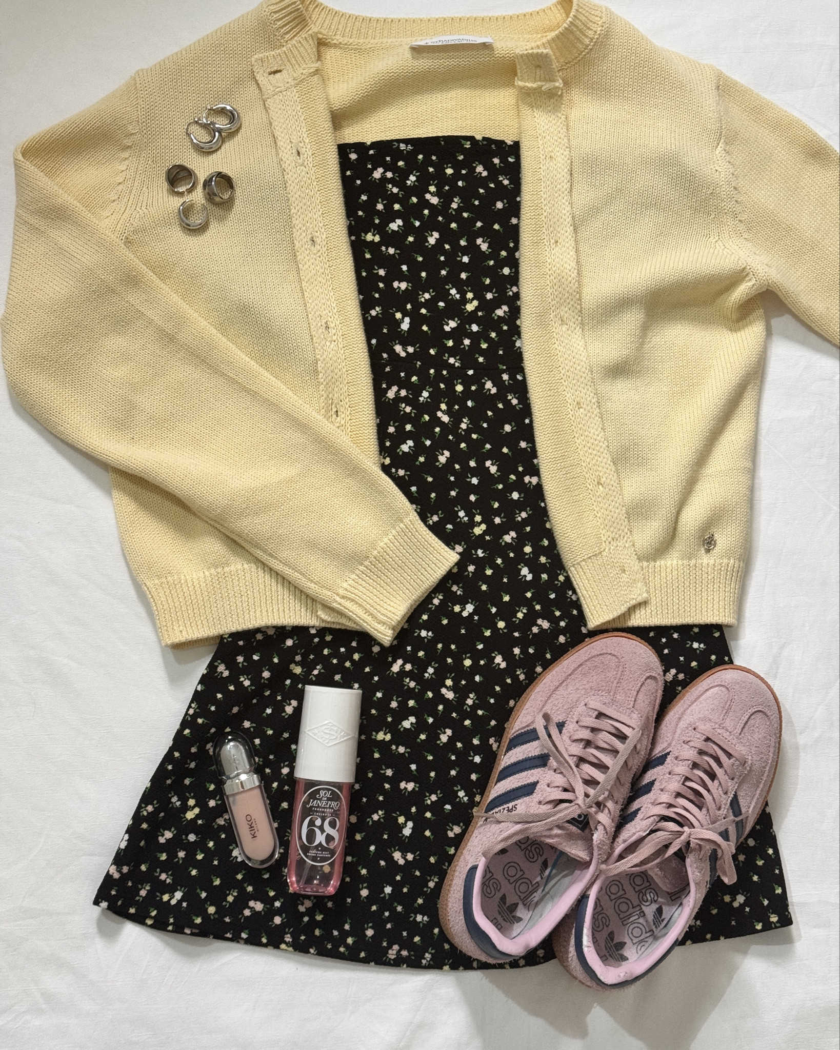 Yellow cardigan with a dress outfit 💛
Earrings - https://s.click.aliexpress.com/e/_oB0mhPj
Cardigan - Stradivarius size s
Dress - H&M 2020 